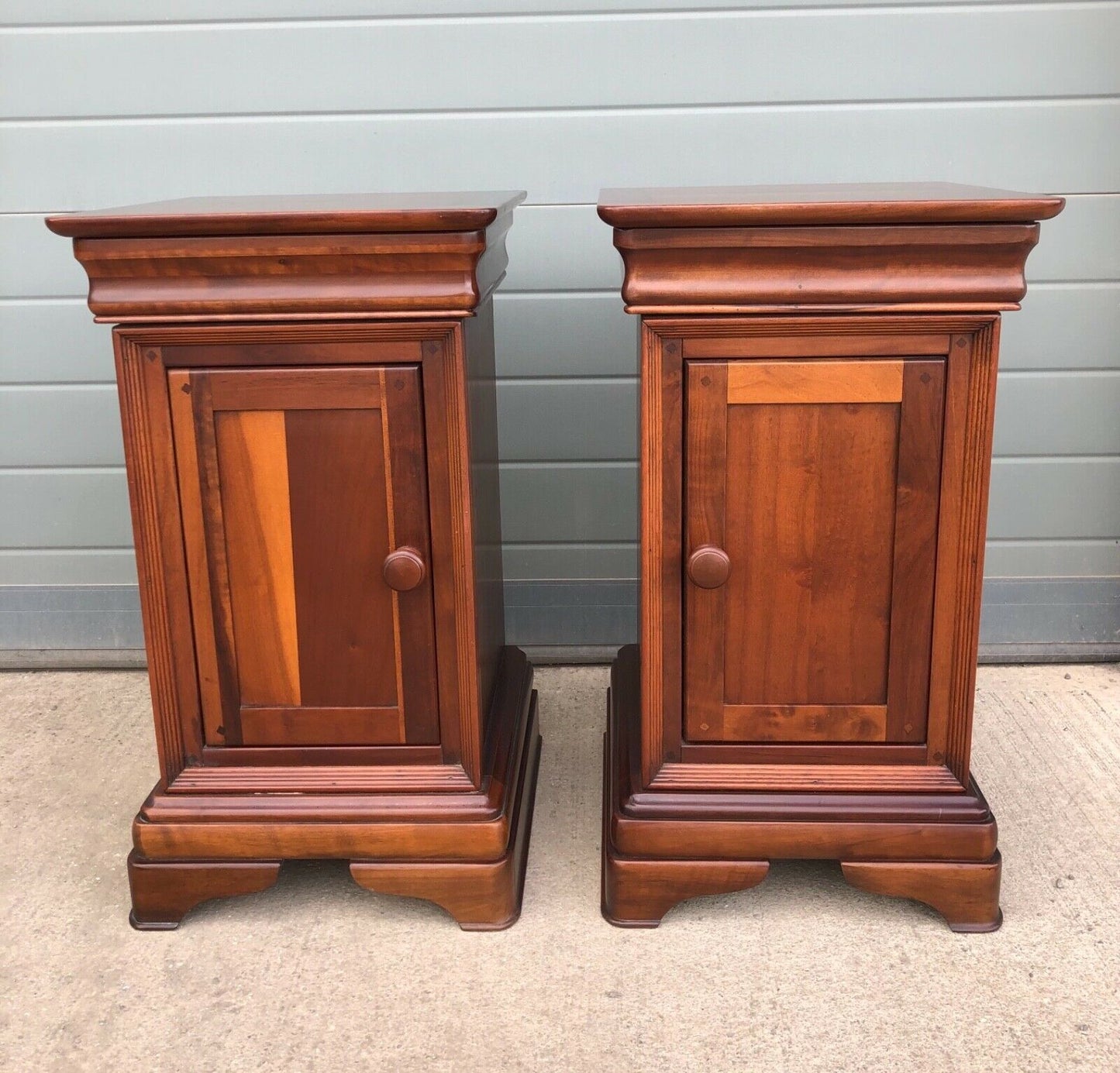 000963....Handsome Pair Of Vintage Mahogany Bedside Cabinets / Bedside Tables