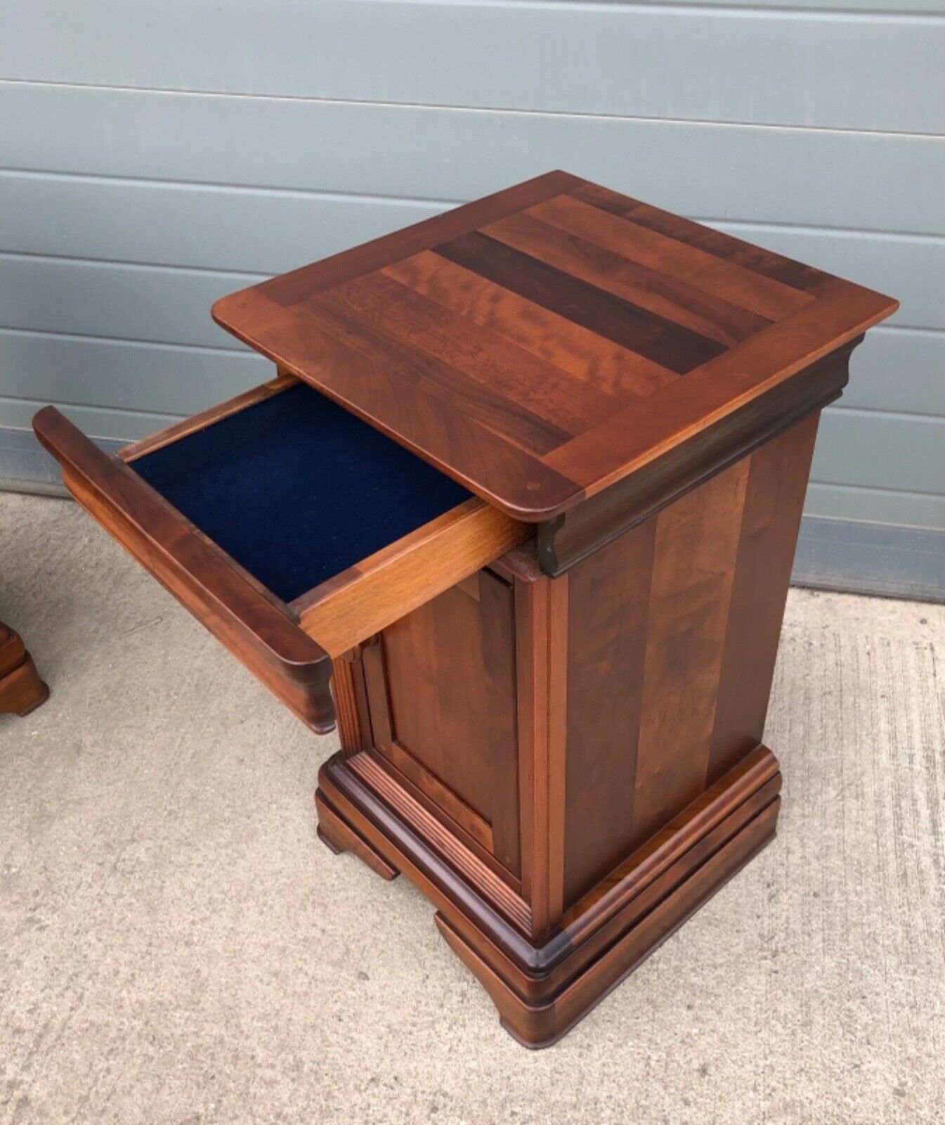 000963....Handsome Pair Of Vintage Mahogany Bedside Cabinets / Bedside Tables