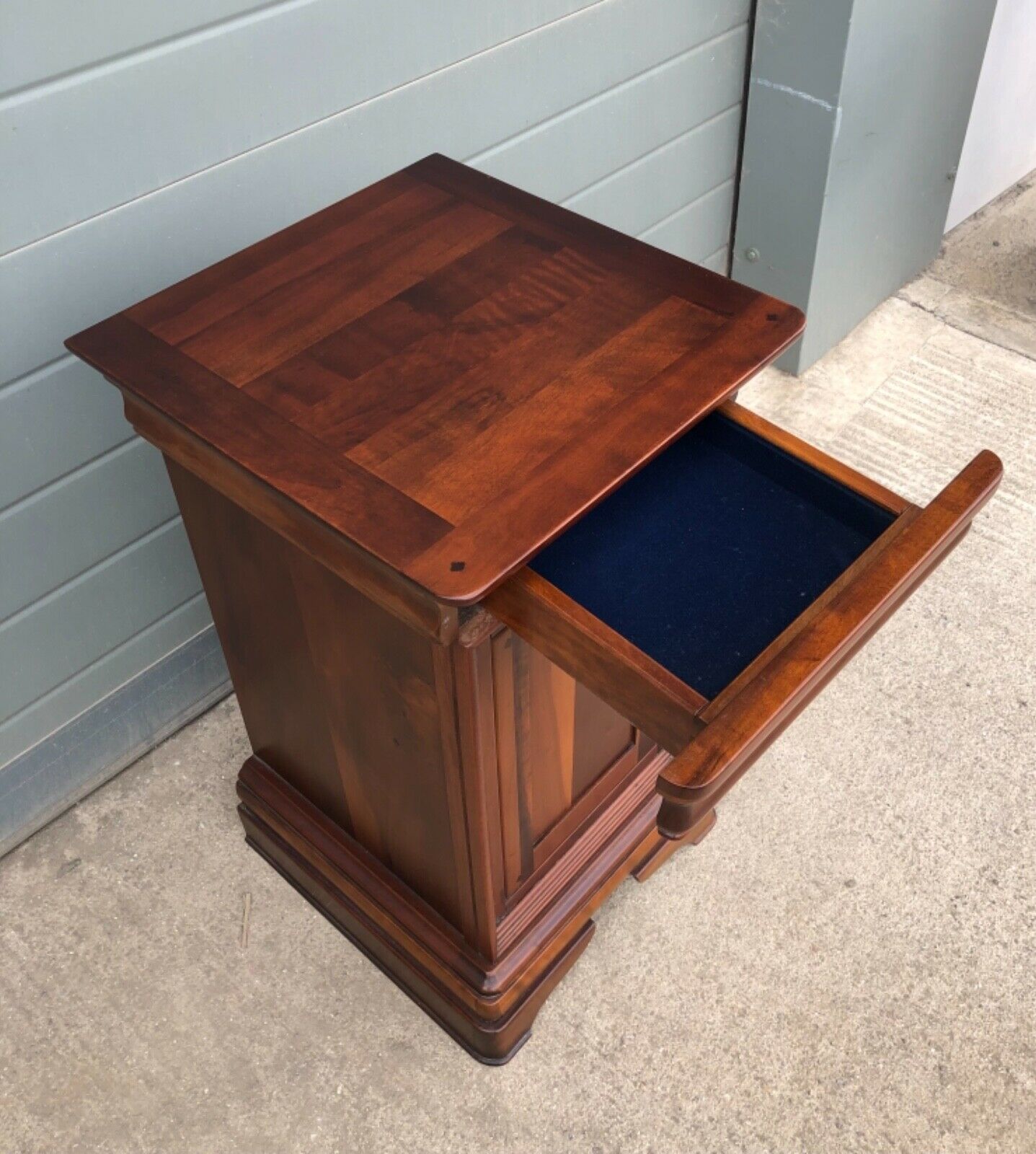 000963....Handsome Pair Of Vintage Mahogany Bedside Cabinets / Bedside Tables