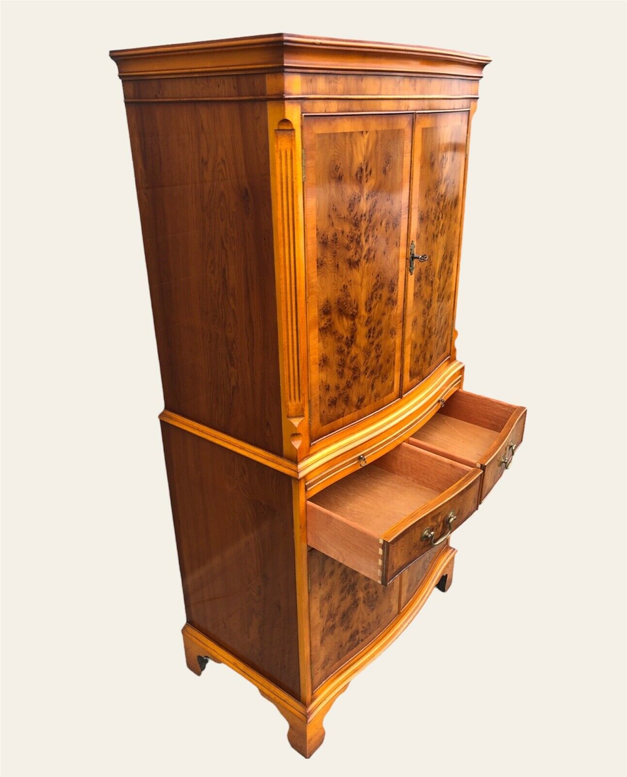 000953....Stunning Vintage Drinks Cabinet ( sold )