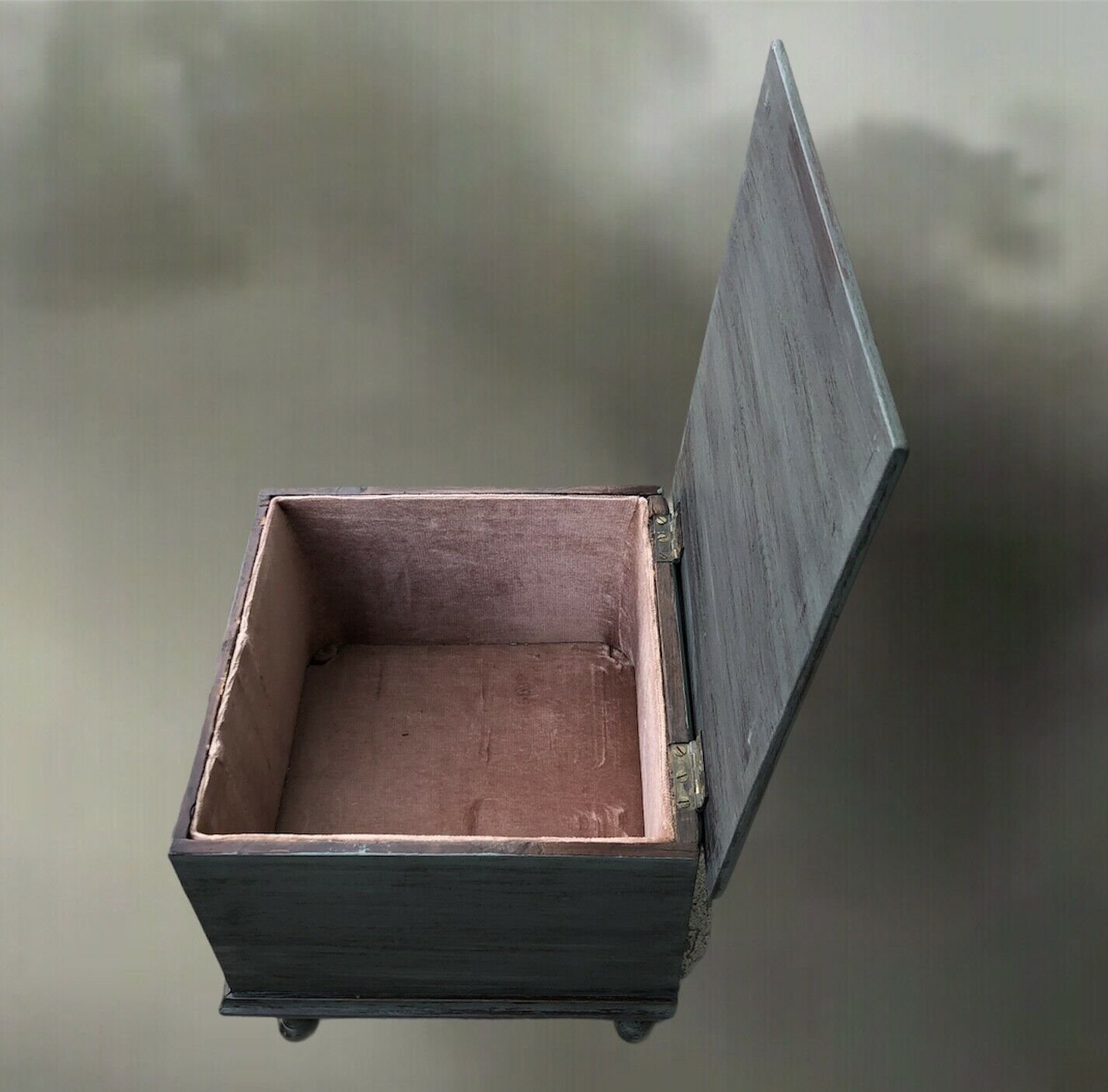 140.....Antique Workbox / Stool