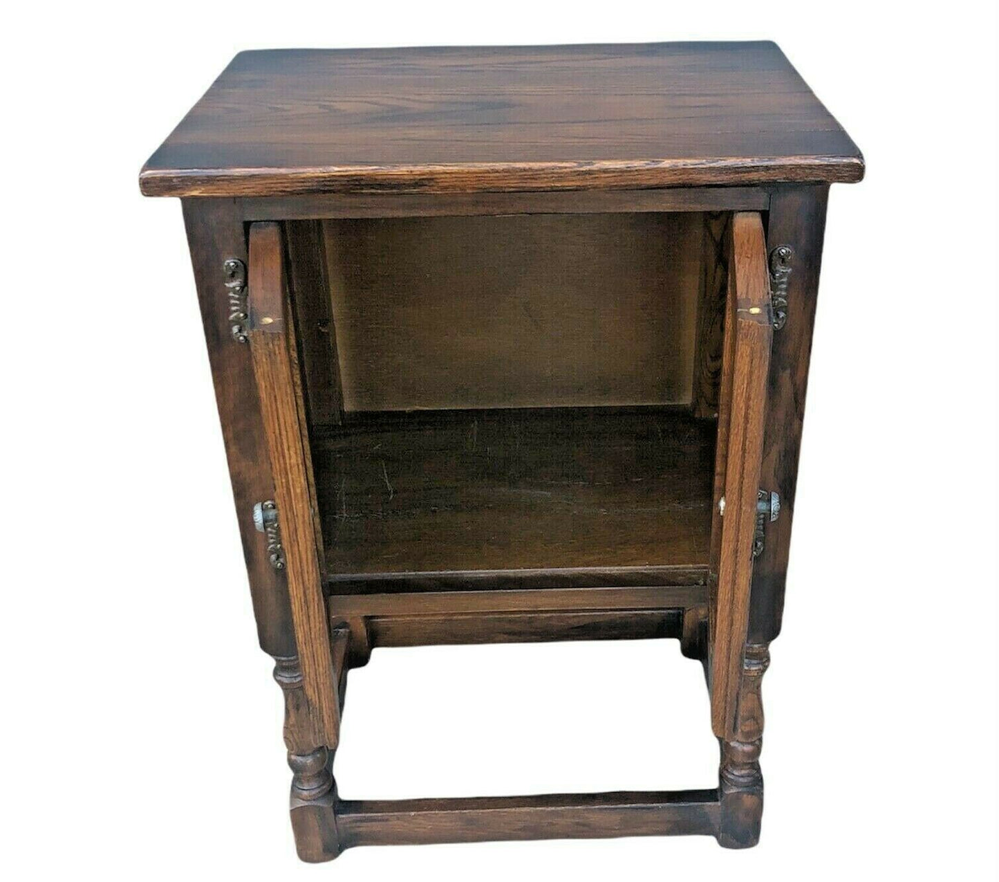 Handsome Pair Of Tudor Style Old Charm Bedsides Tables ( SOLD )