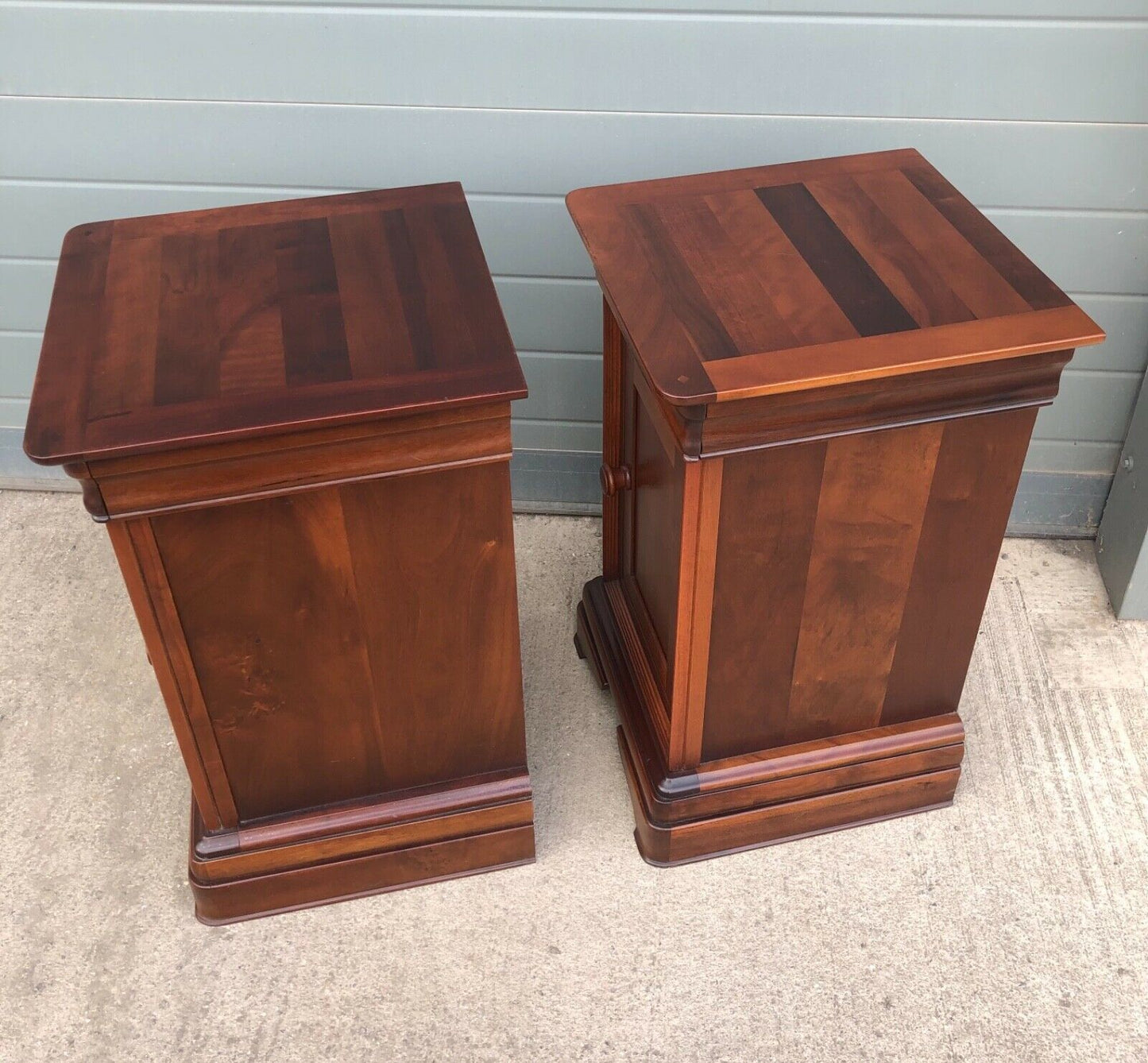 000963....Handsome Pair Of Vintage Mahogany Bedside Cabinets / Bedside Tables