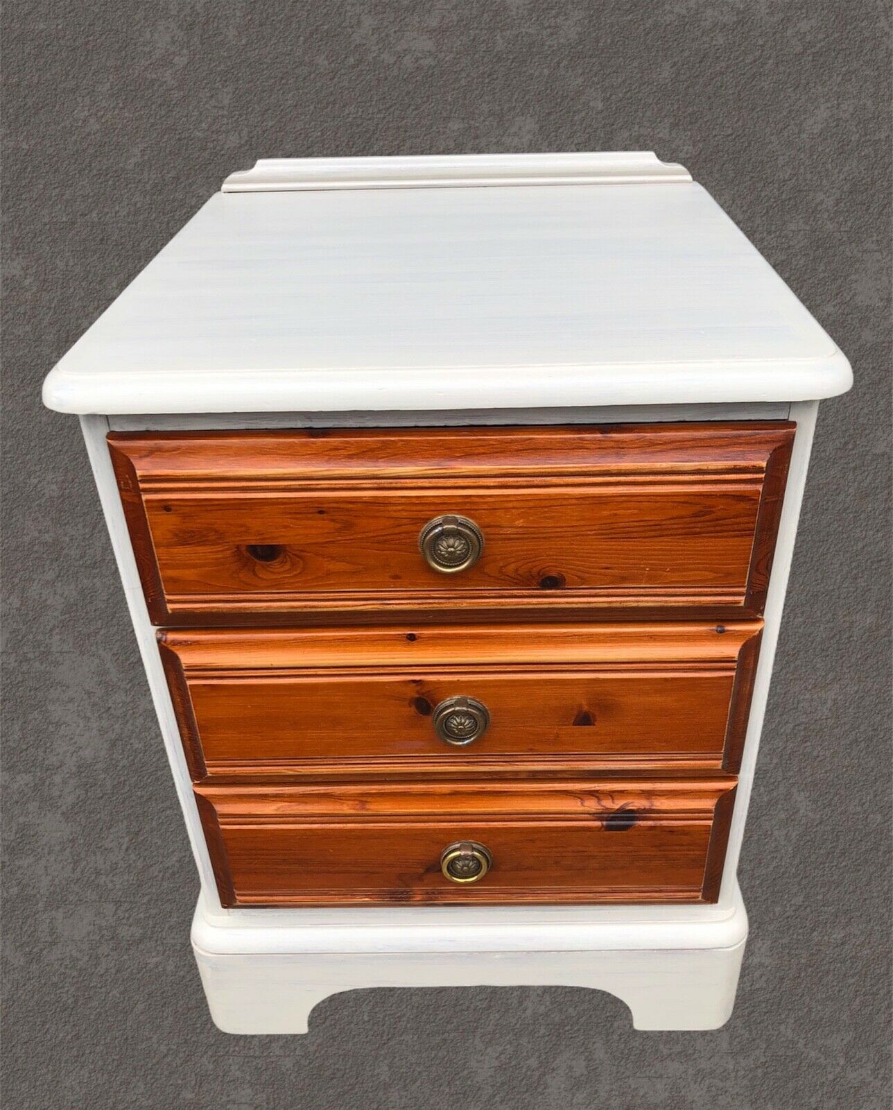 076.....Pair Of Refinished Pine Bedside Chests / Bedside Tables