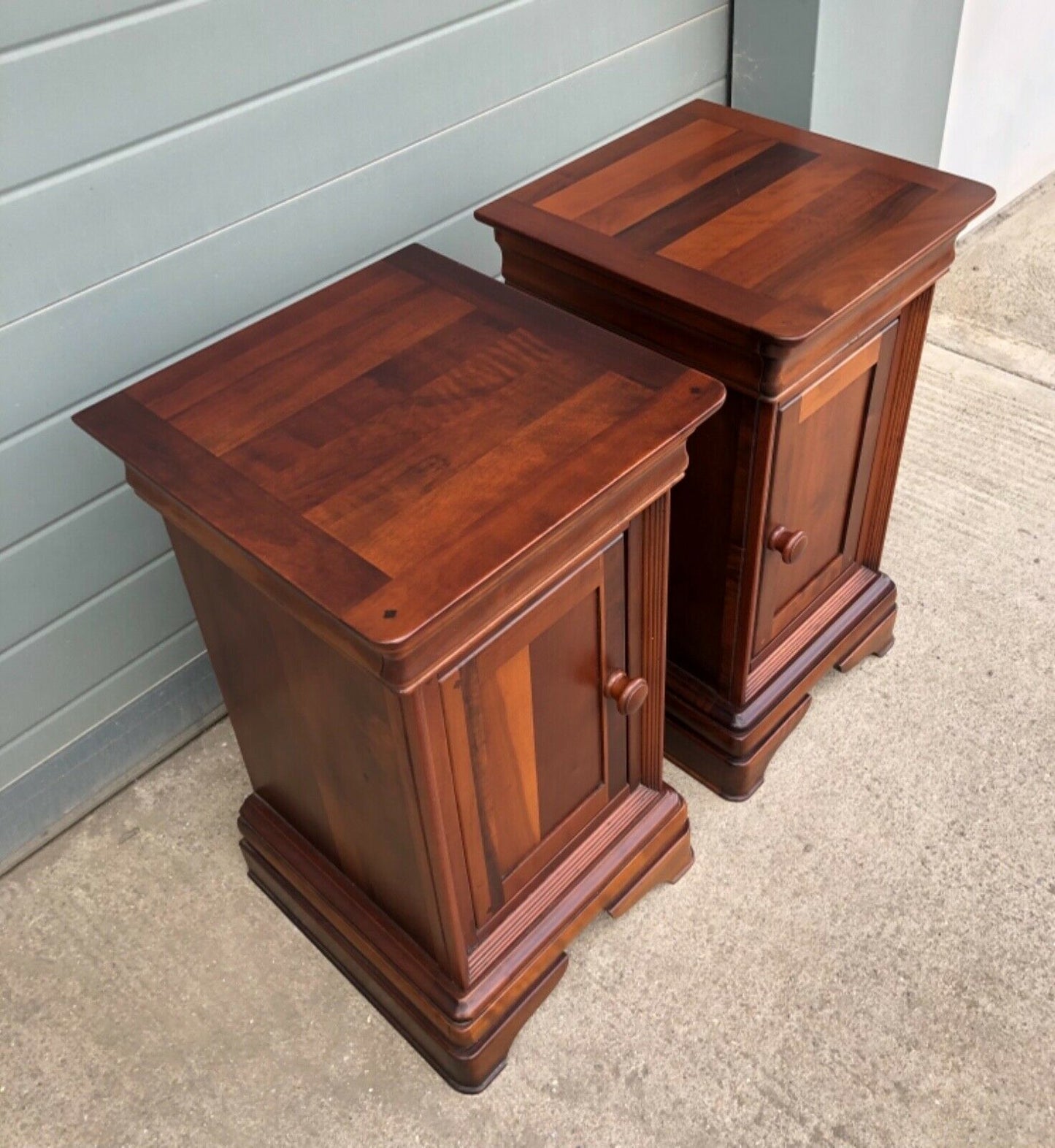 000963....Handsome Pair Of Vintage Mahogany Bedside Cabinets / Bedside Tables