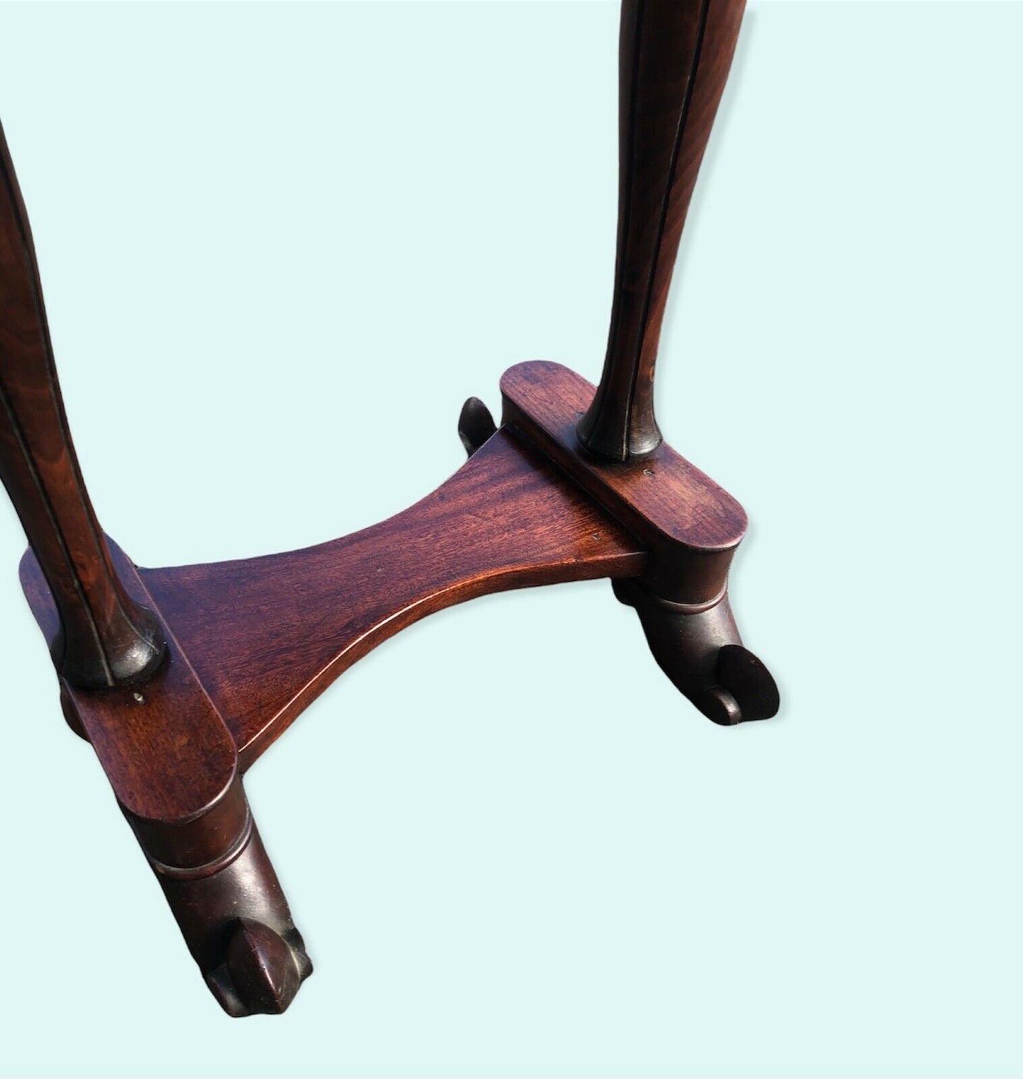 000979.....Antique Mahogany Coffee / Occasional Table