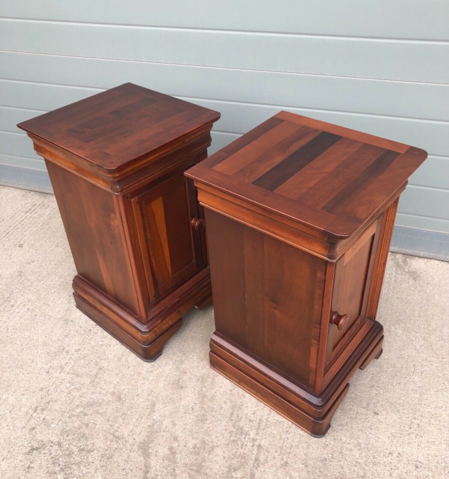 000963....Handsome Pair Of Vintage Mahogany Bedside Cabinets / Bedside Tables
