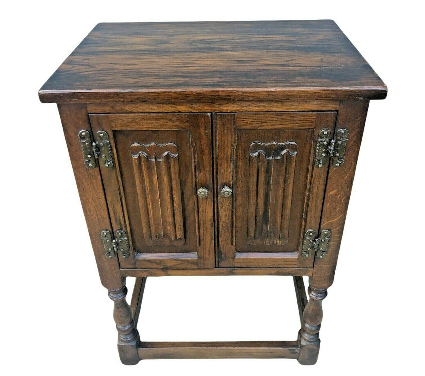 Handsome Pair Of Tudor Style Old Charm Bedsides Tables ( SOLD )