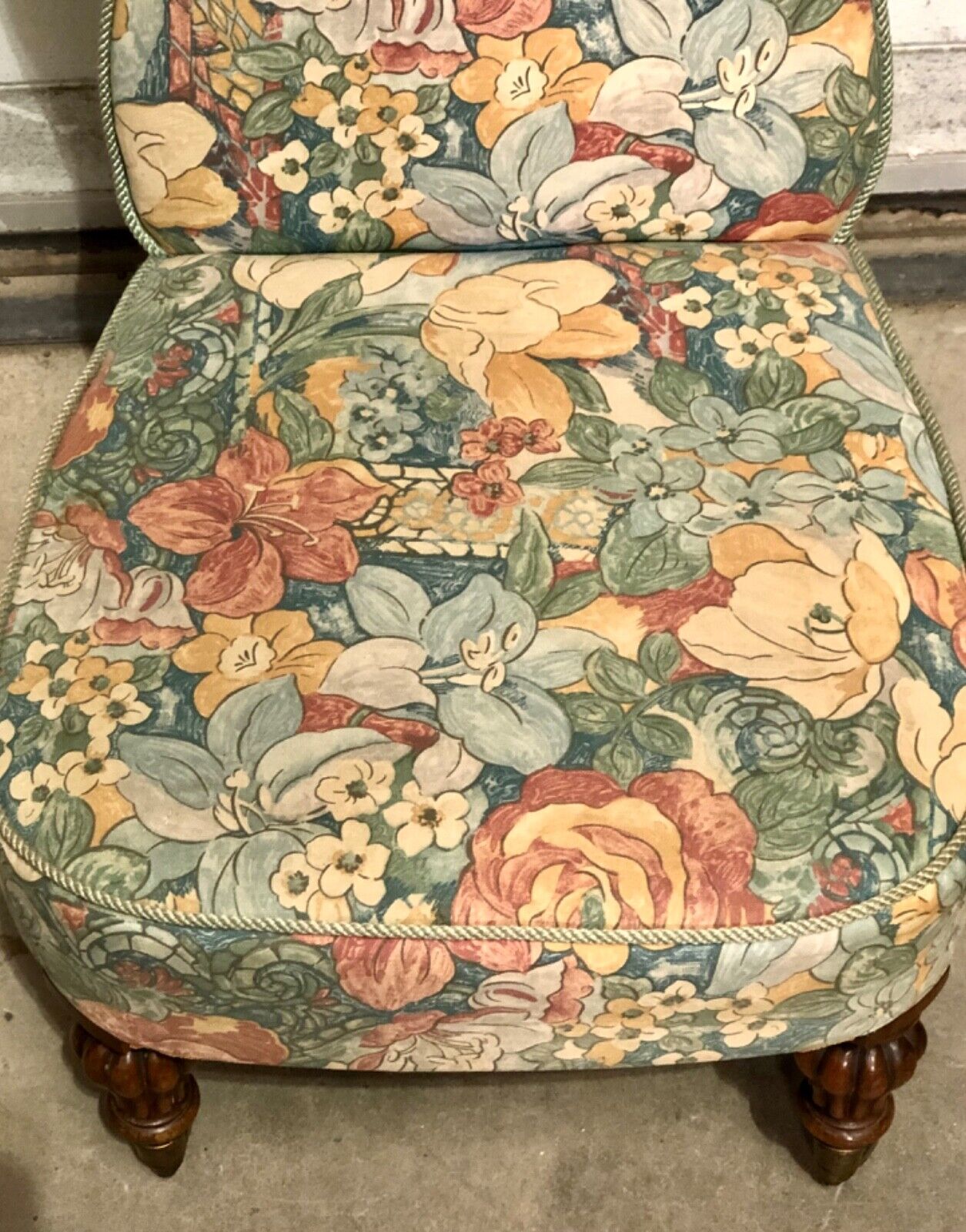 000846....Handsome Antique Bedroom / Nursing Chair