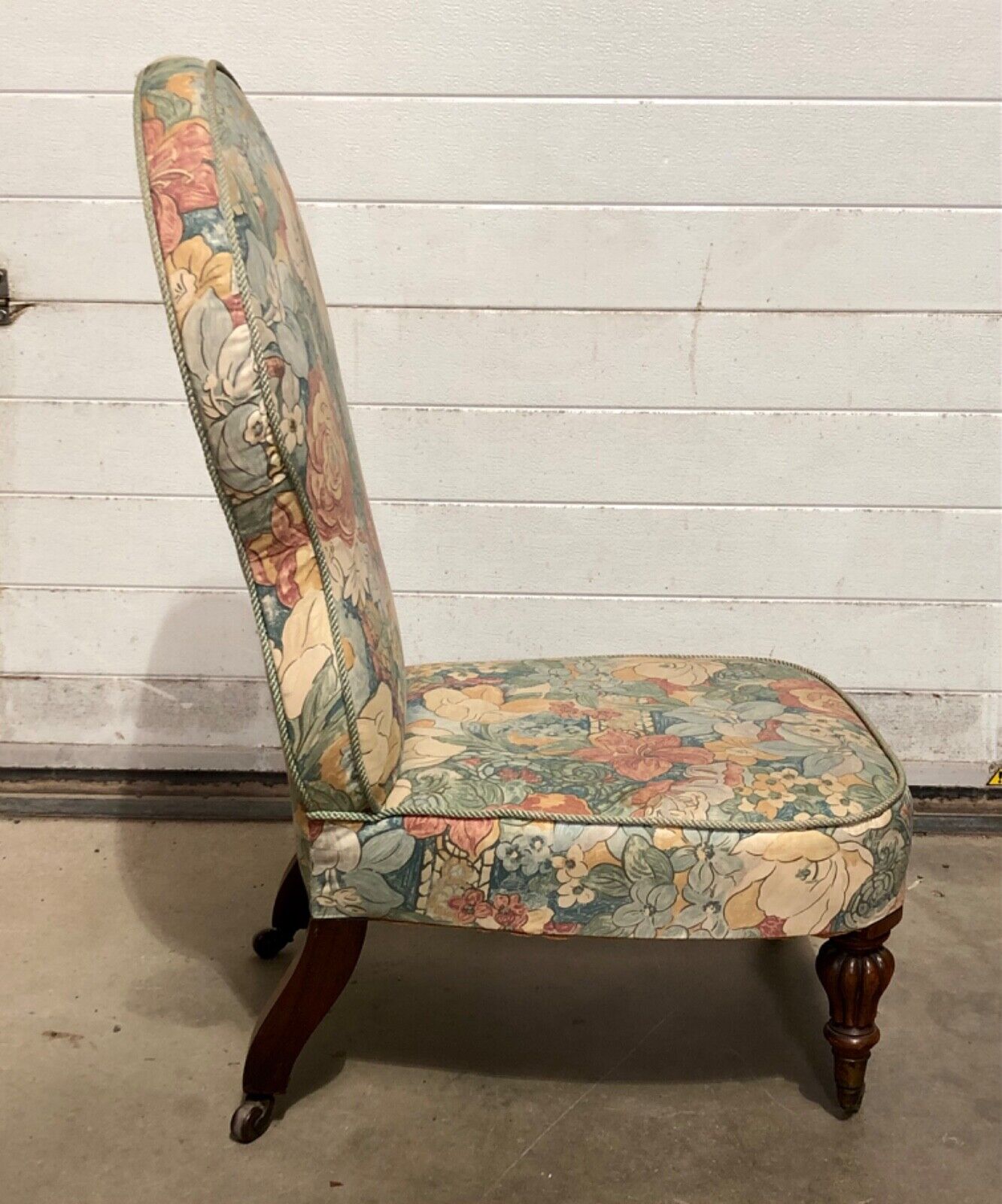 000846....Handsome Antique Bedroom / Nursing Chair