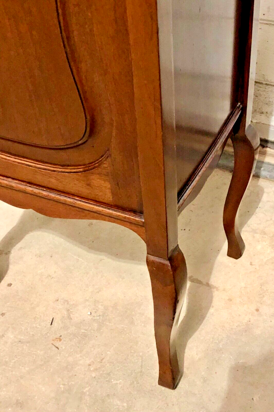 000830....Handsome Antique Mahogany Bedside Cabinet