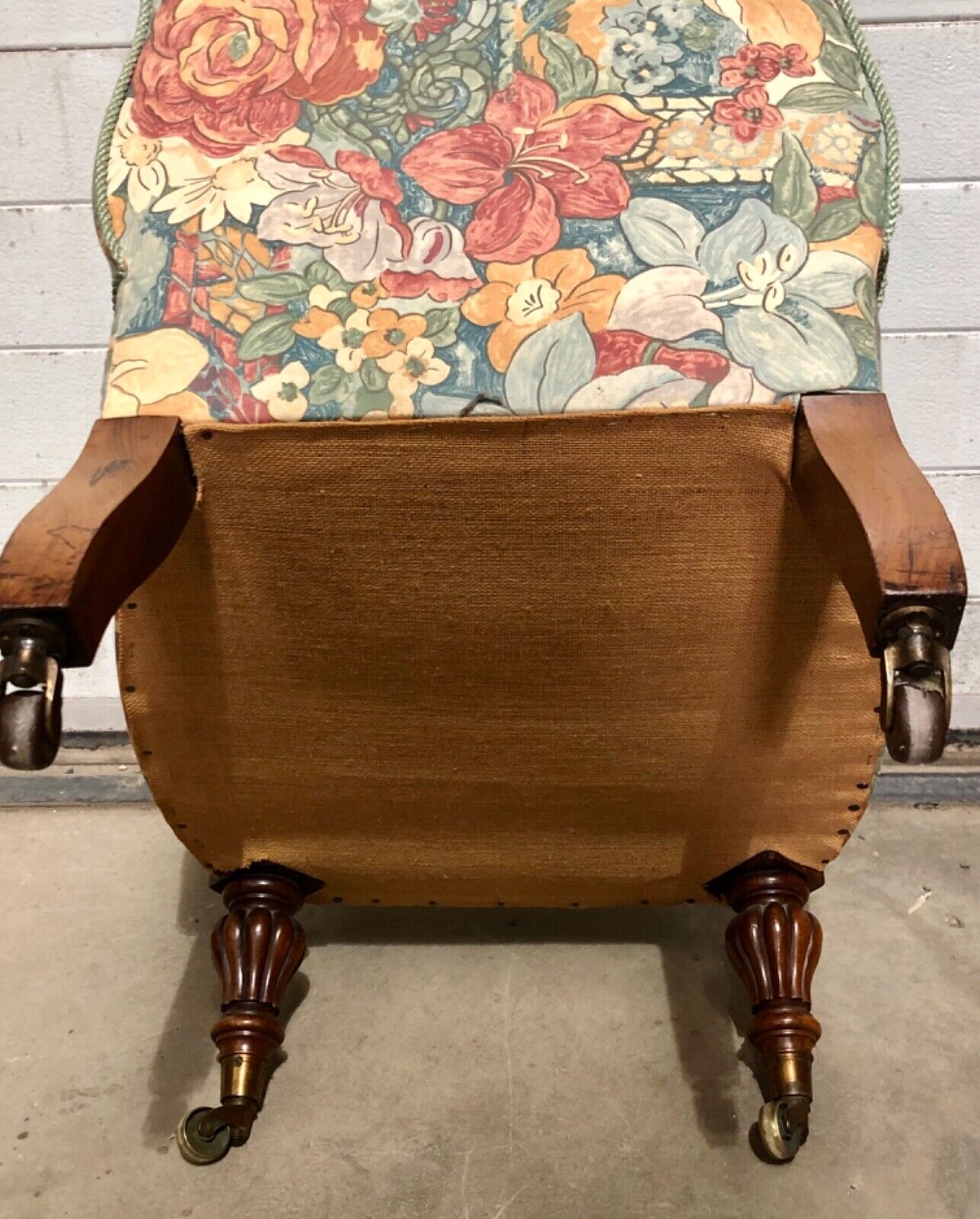 000846....Handsome Antique Bedroom / Nursing Chair