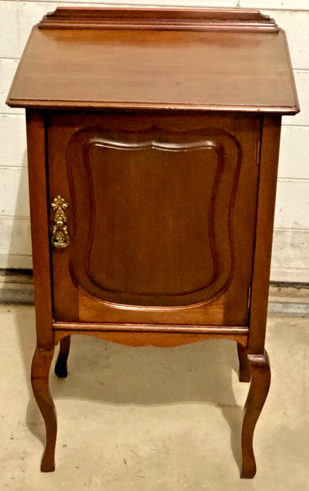 000830....Handsome Antique Mahogany Bedside Cabinet