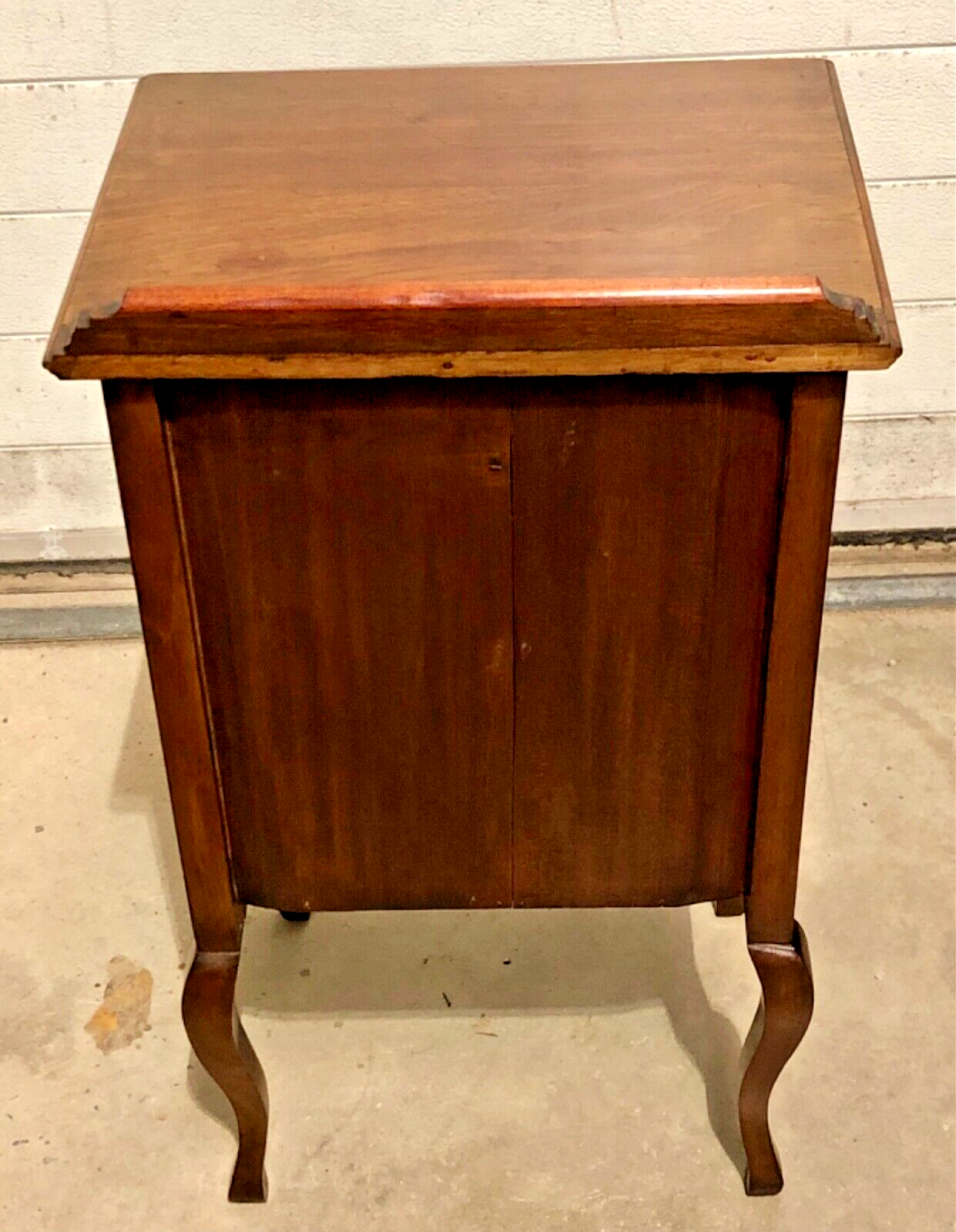 000830....Handsome Antique Mahogany Bedside Cabinet