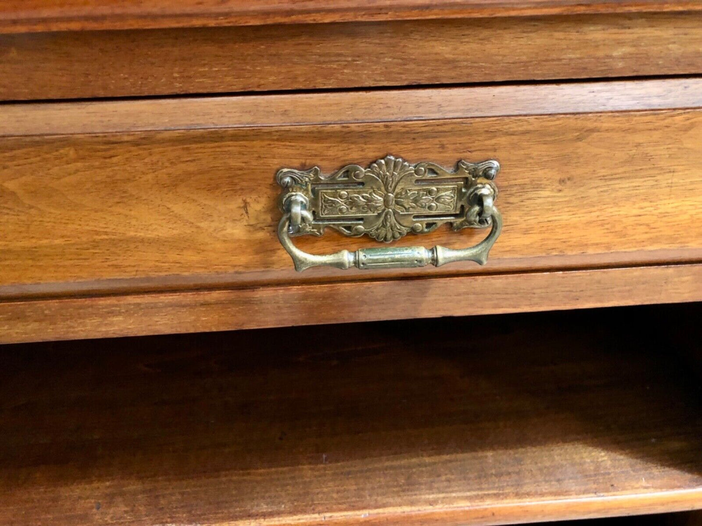 000829.....Handsome Edwardian Walnut Bookcase / Bookshelves