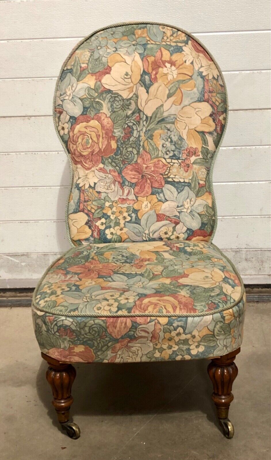 000846....Handsome Antique Bedroom / Nursing Chair