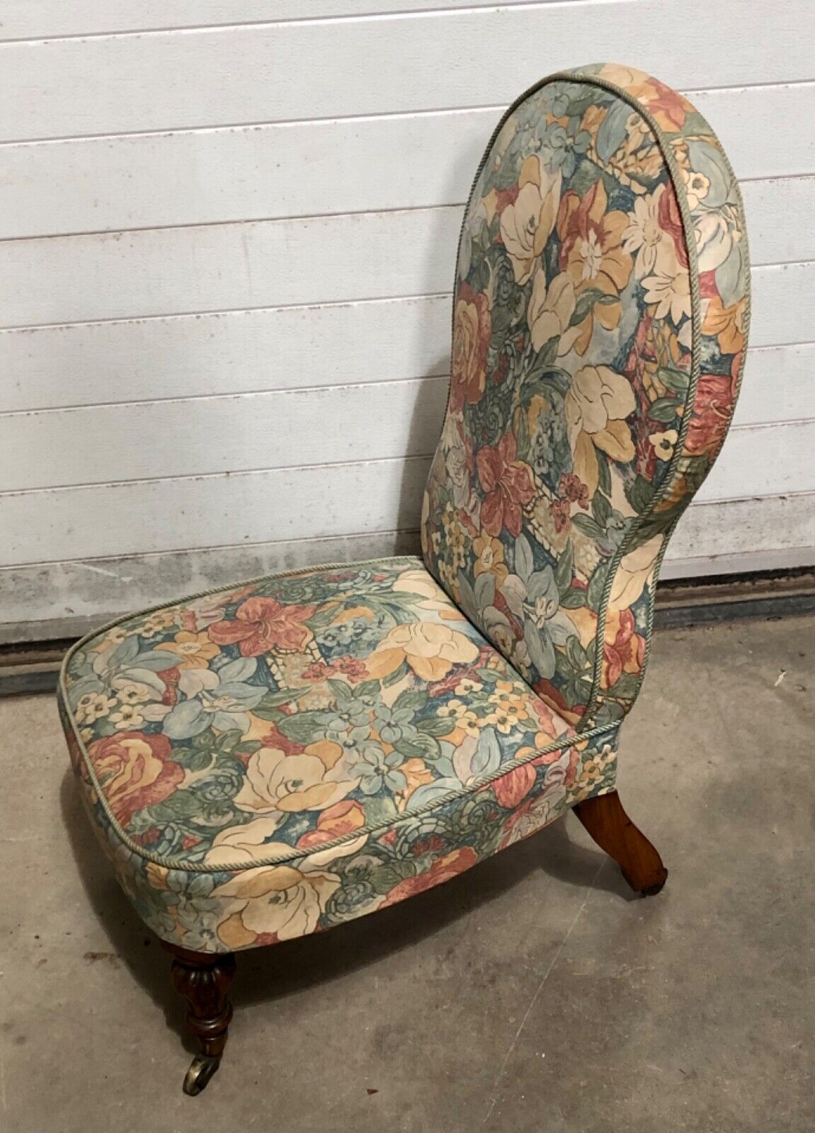 000846....Handsome Antique Bedroom / Nursing Chair