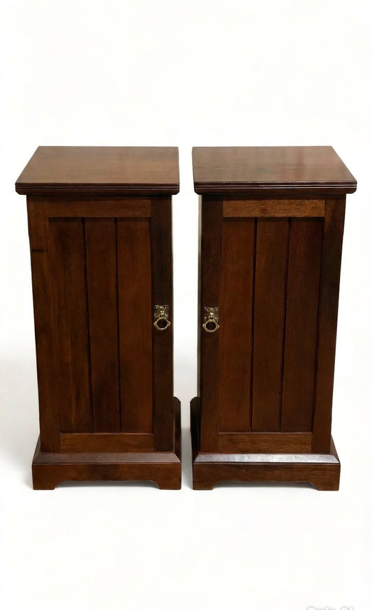 000542....Handsome Pair Of Edwardian Walnut Bedside Tables Or Nightstands