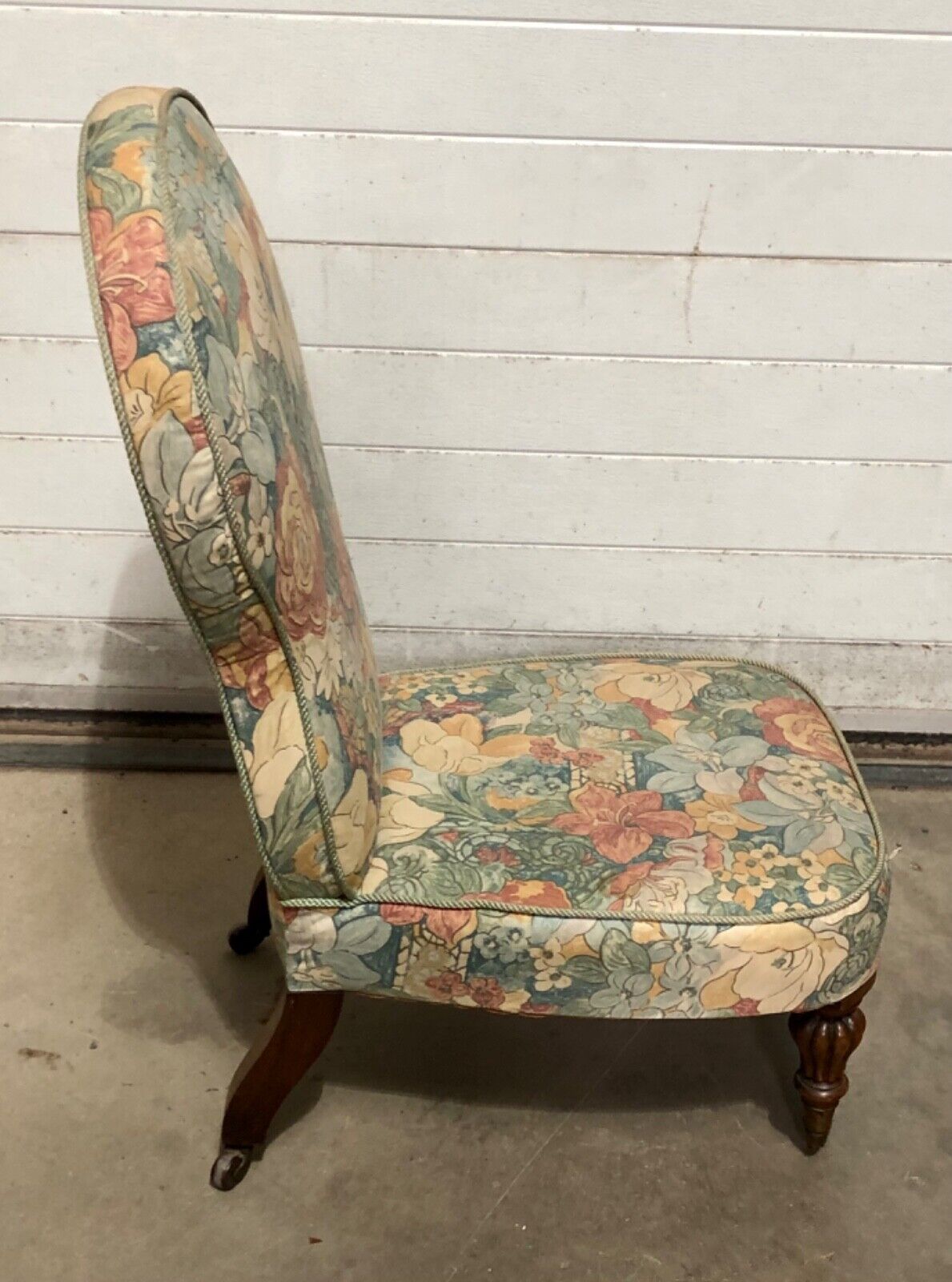 000846....Handsome Antique Bedroom / Nursing Chair