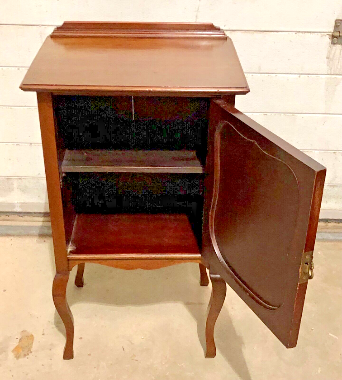 000830....Handsome Antique Mahogany Bedside Cabinet