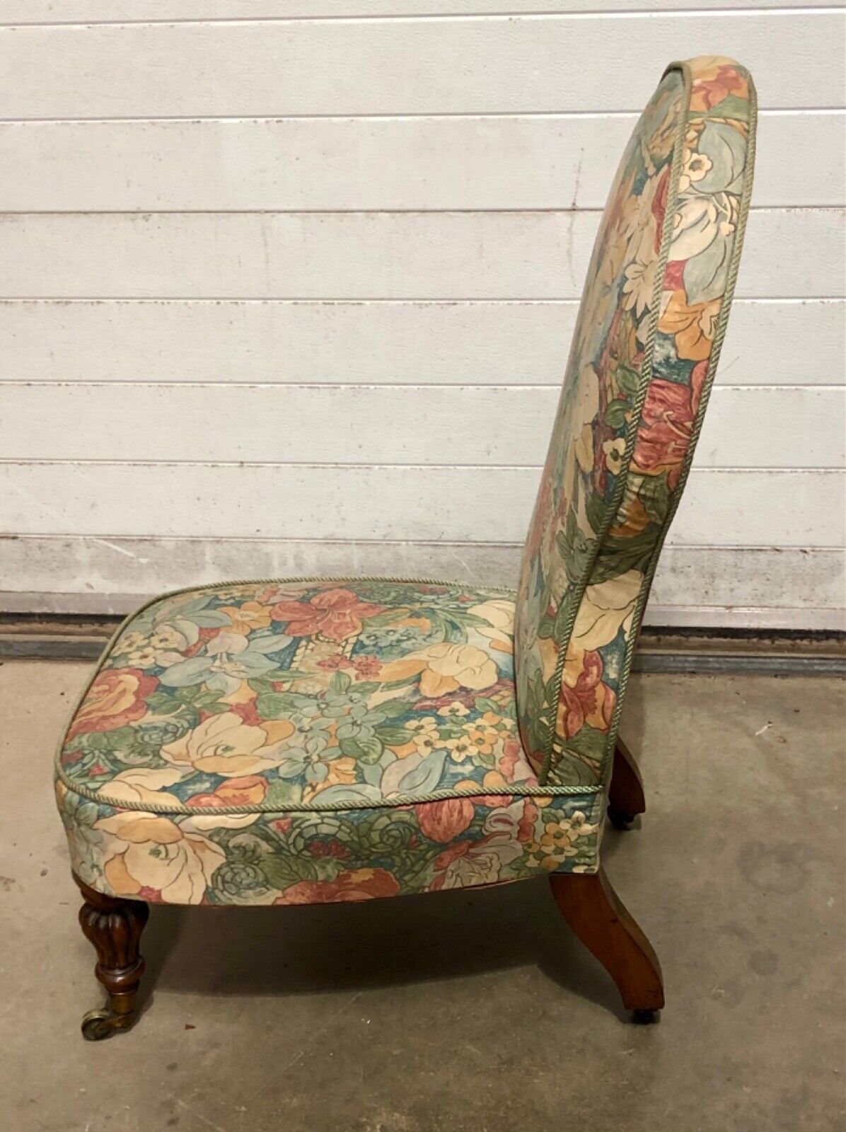 000846....Handsome Antique Bedroom / Nursing Chair