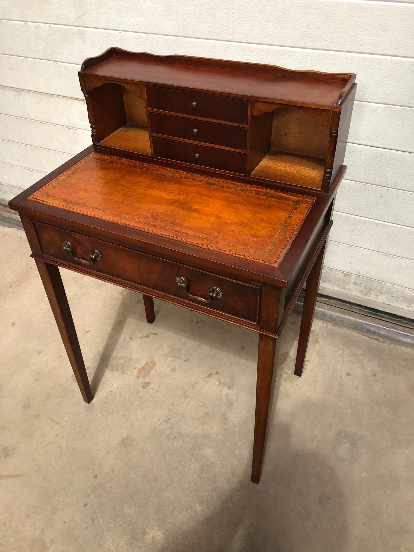 000723....Handsome Vintage Mahogany Desk