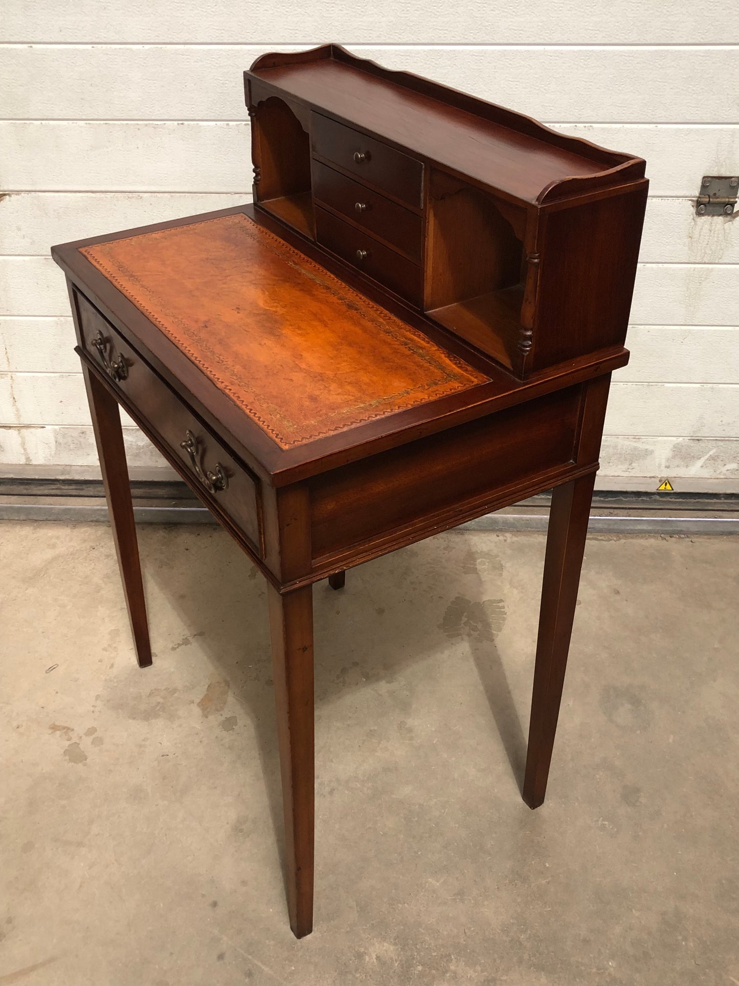 000723....Handsome Vintage Mahogany Desk