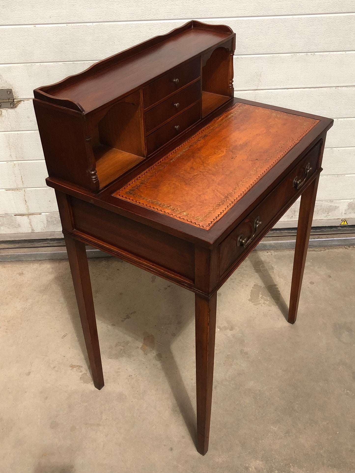 000723....Handsome Vintage Mahogany Desk