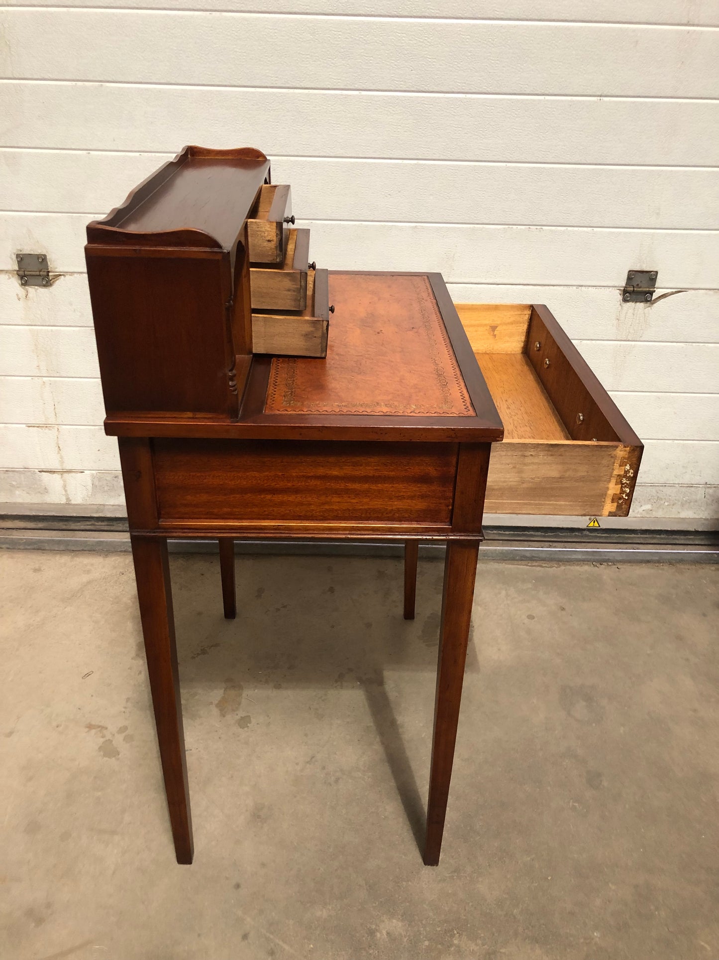 000723....Handsome Vintage Mahogany Desk