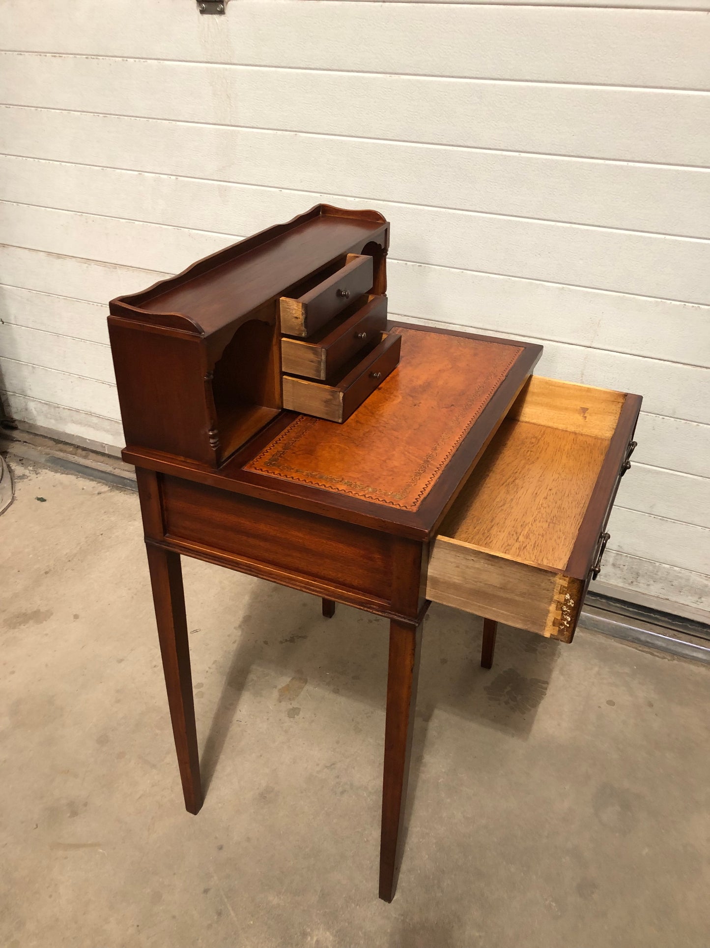 000723....Handsome Vintage Mahogany Desk