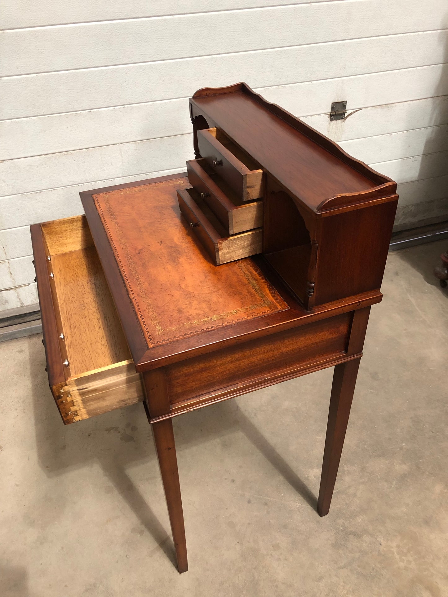 000723....Handsome Vintage Mahogany Desk