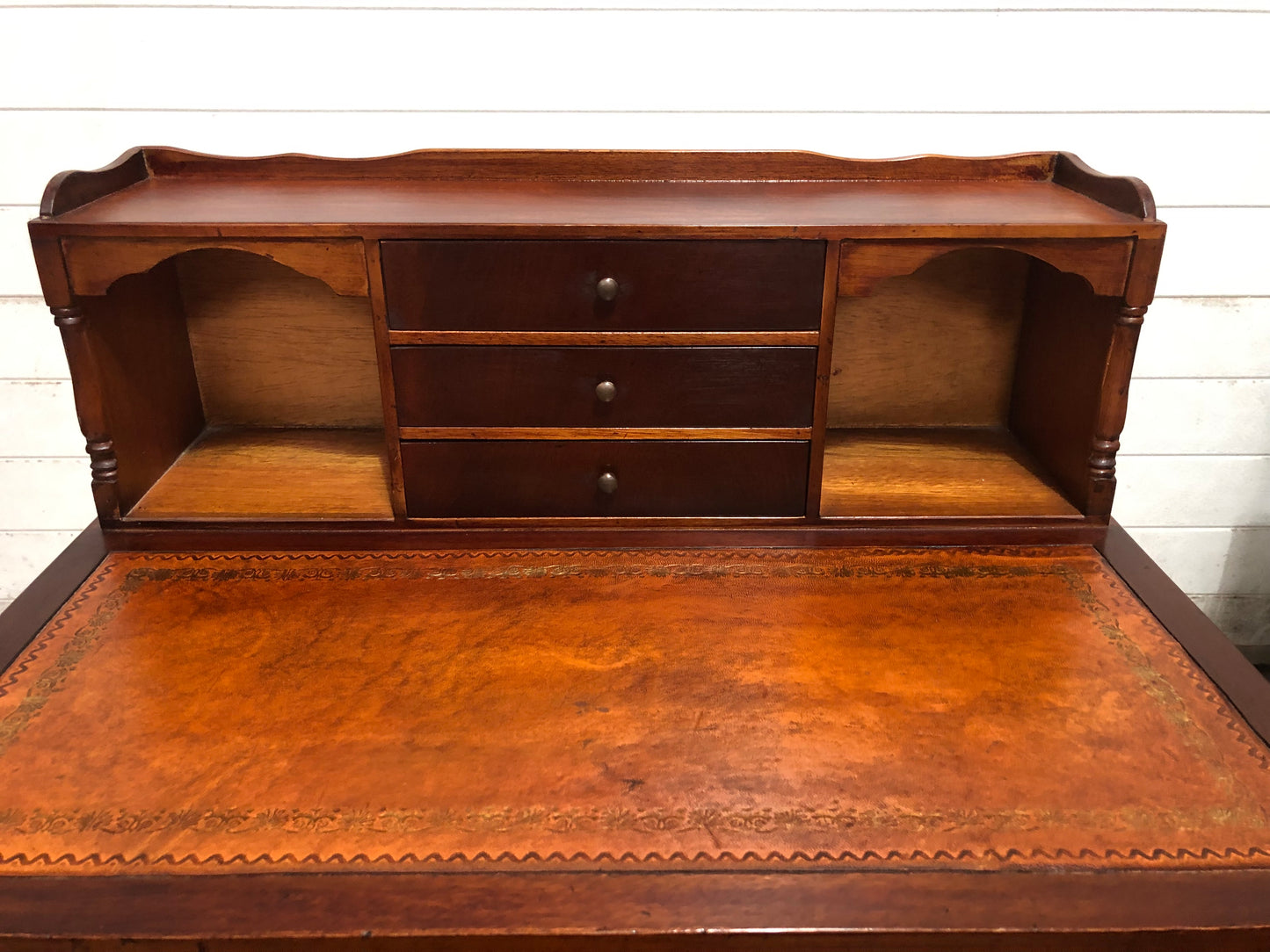 000723....Handsome Vintage Mahogany Desk