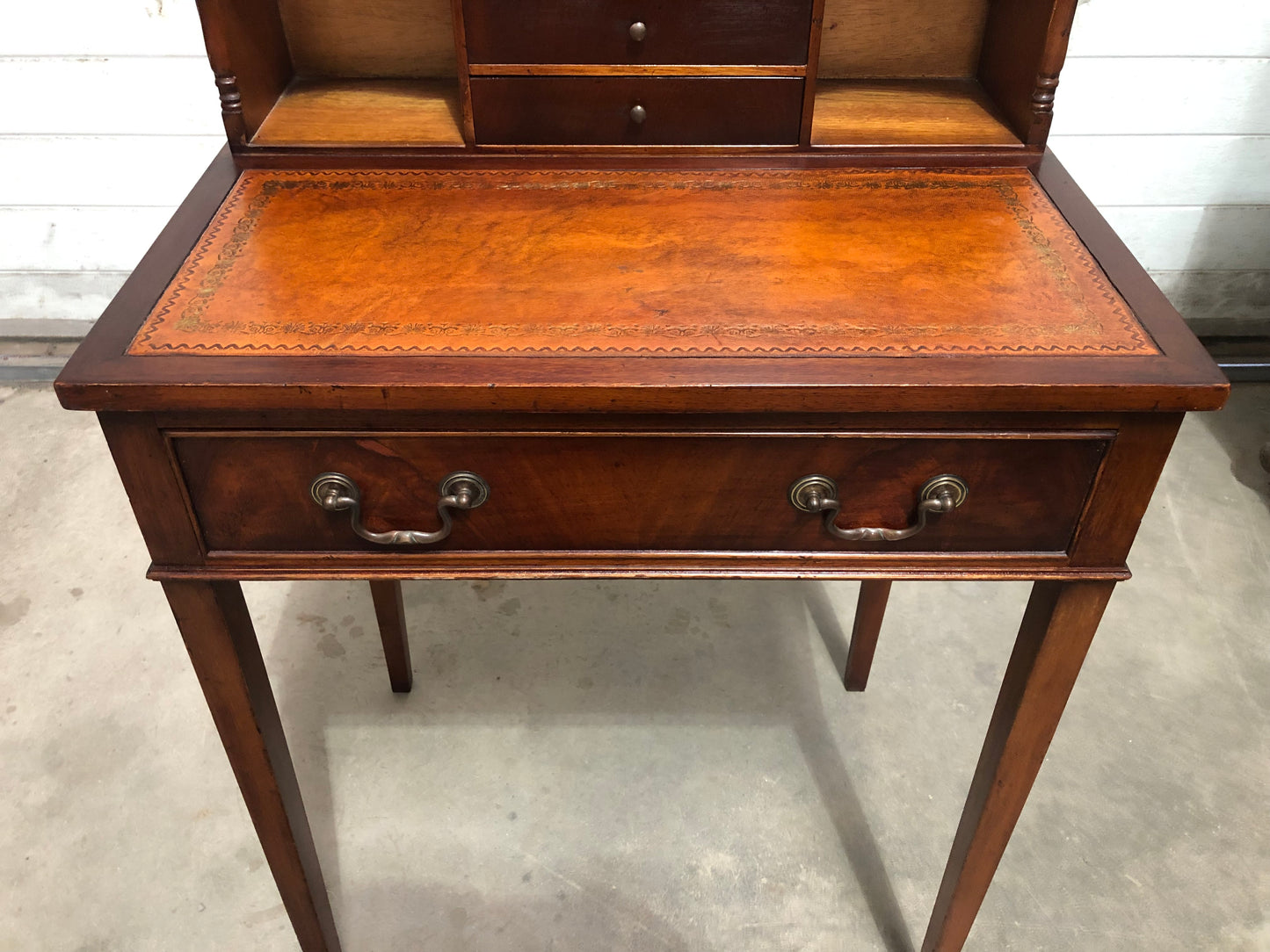 000723....Handsome Vintage Mahogany Desk