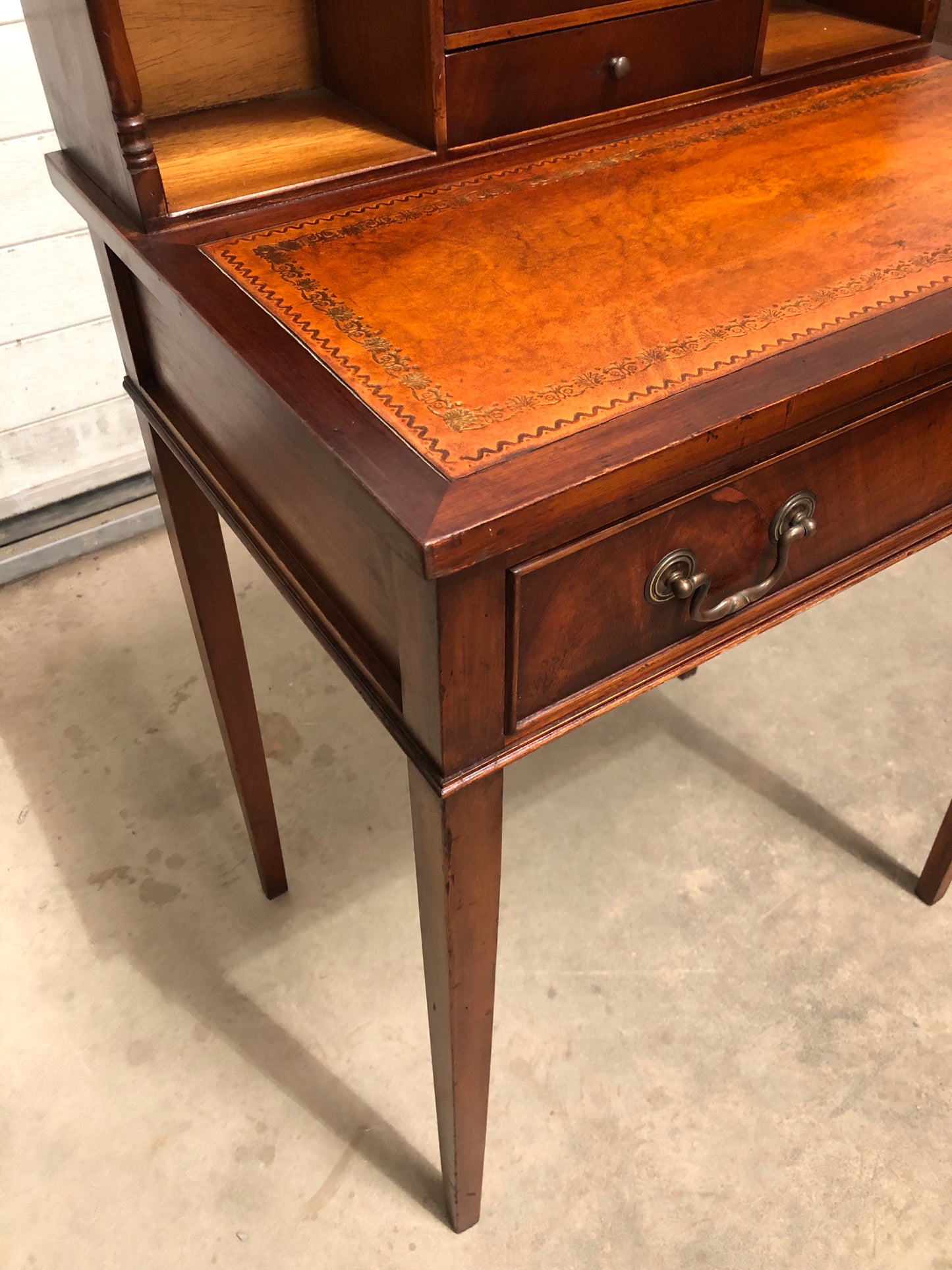 000723....Handsome Vintage Mahogany Desk