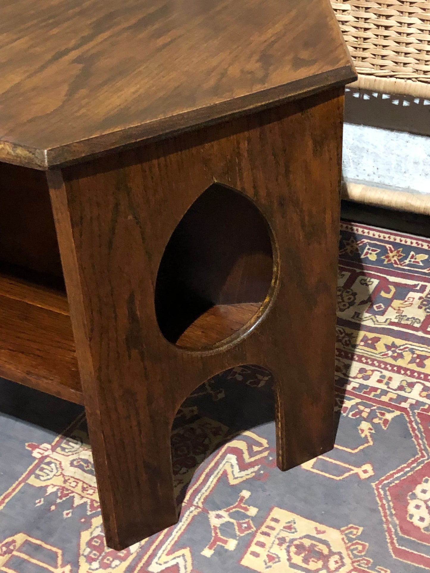 000556....Handsome Arts And Crafts Oak Coffee Table