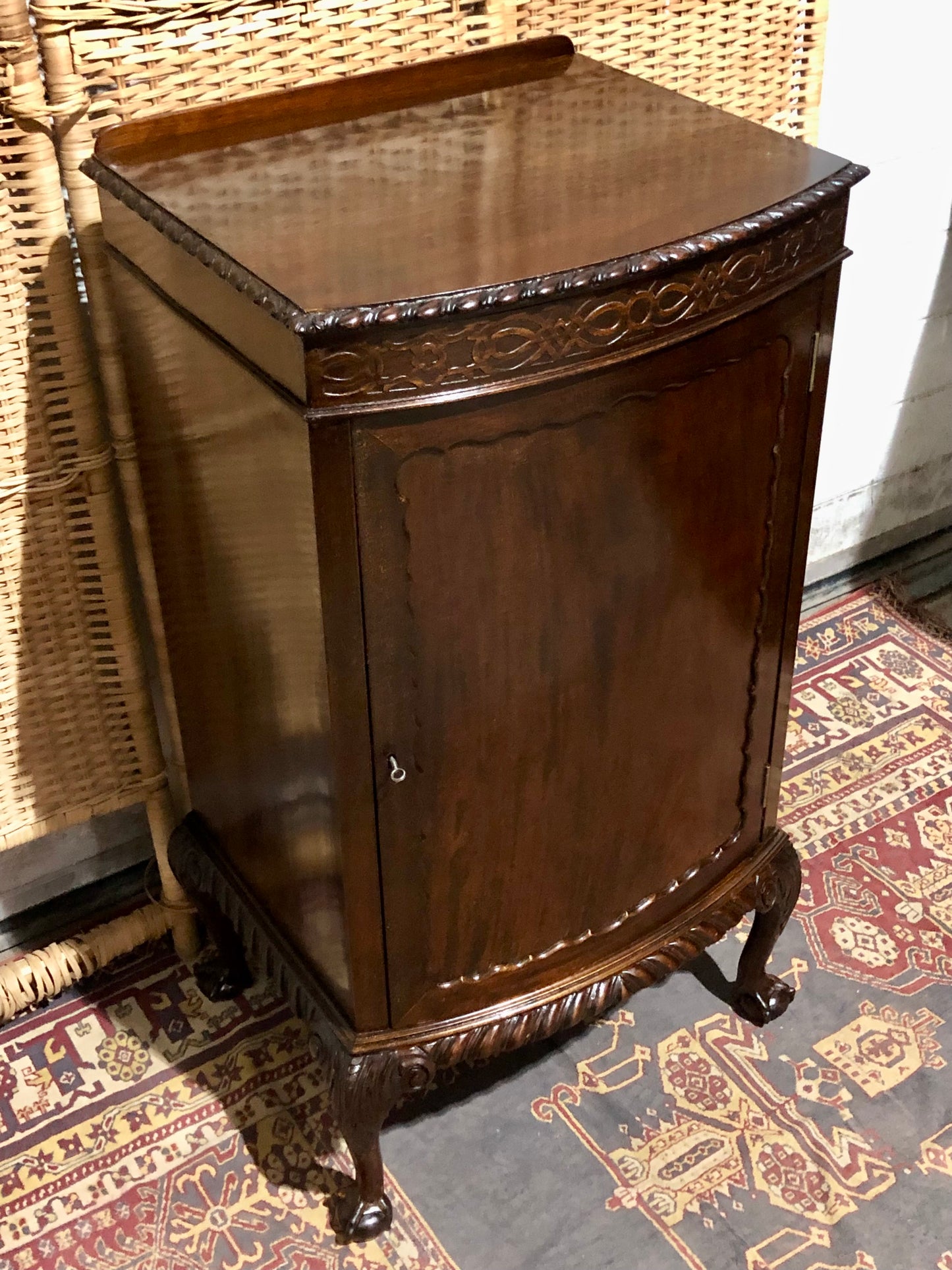 000541....Handsome Edwardian Mahogany Side Or Drinks Cabinet