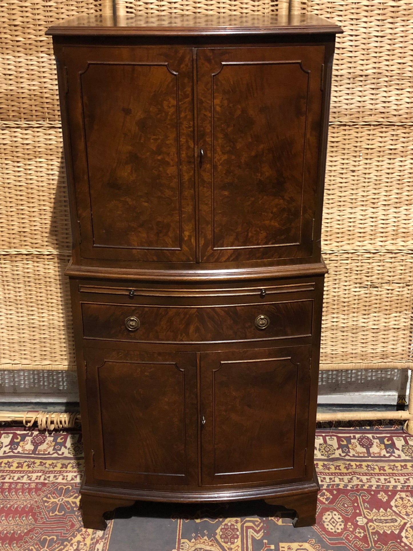000538....Handsome Vintage Drinks Cabinet