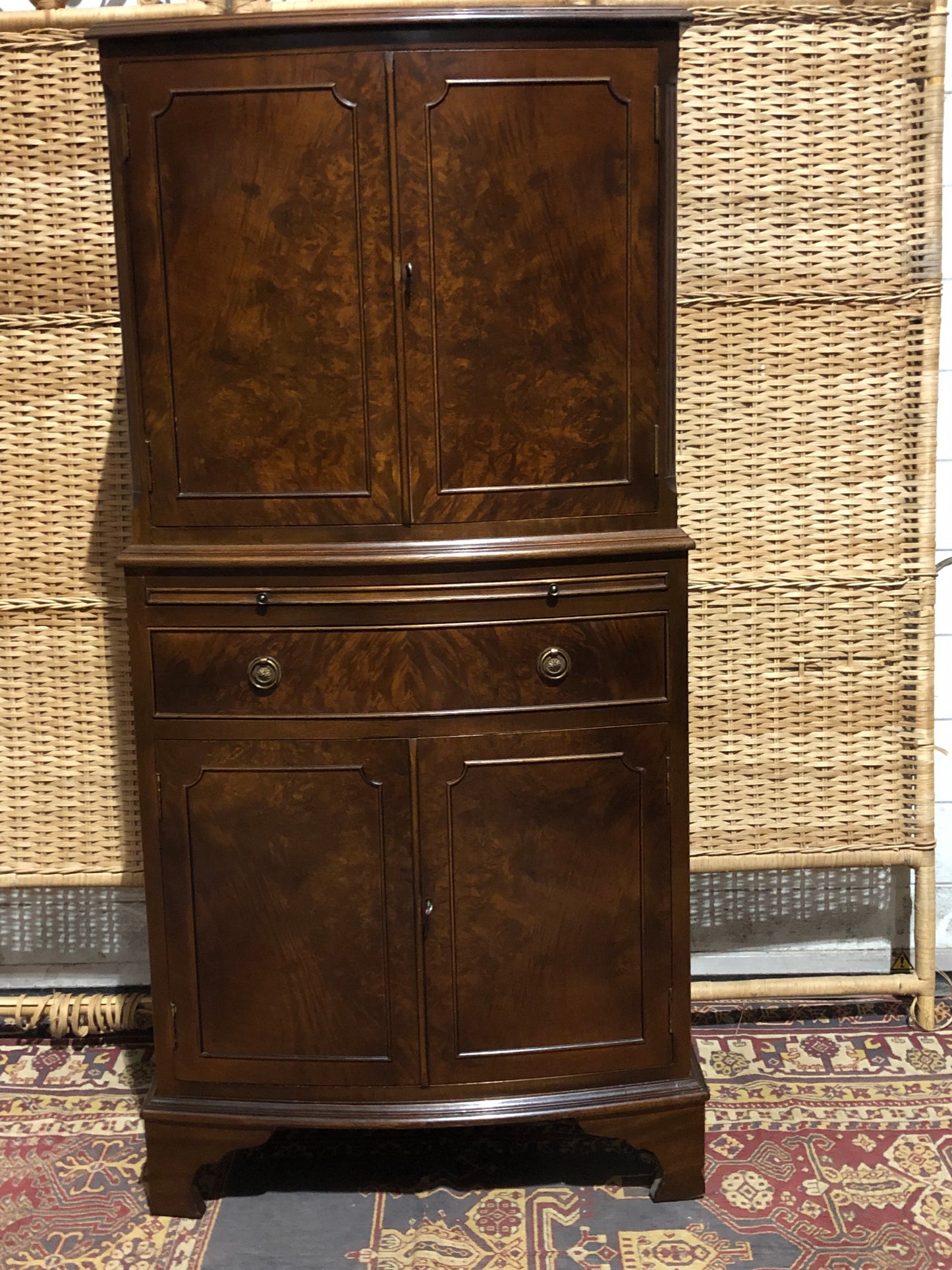 000538....Handsome Vintage Drinks Cabinet
