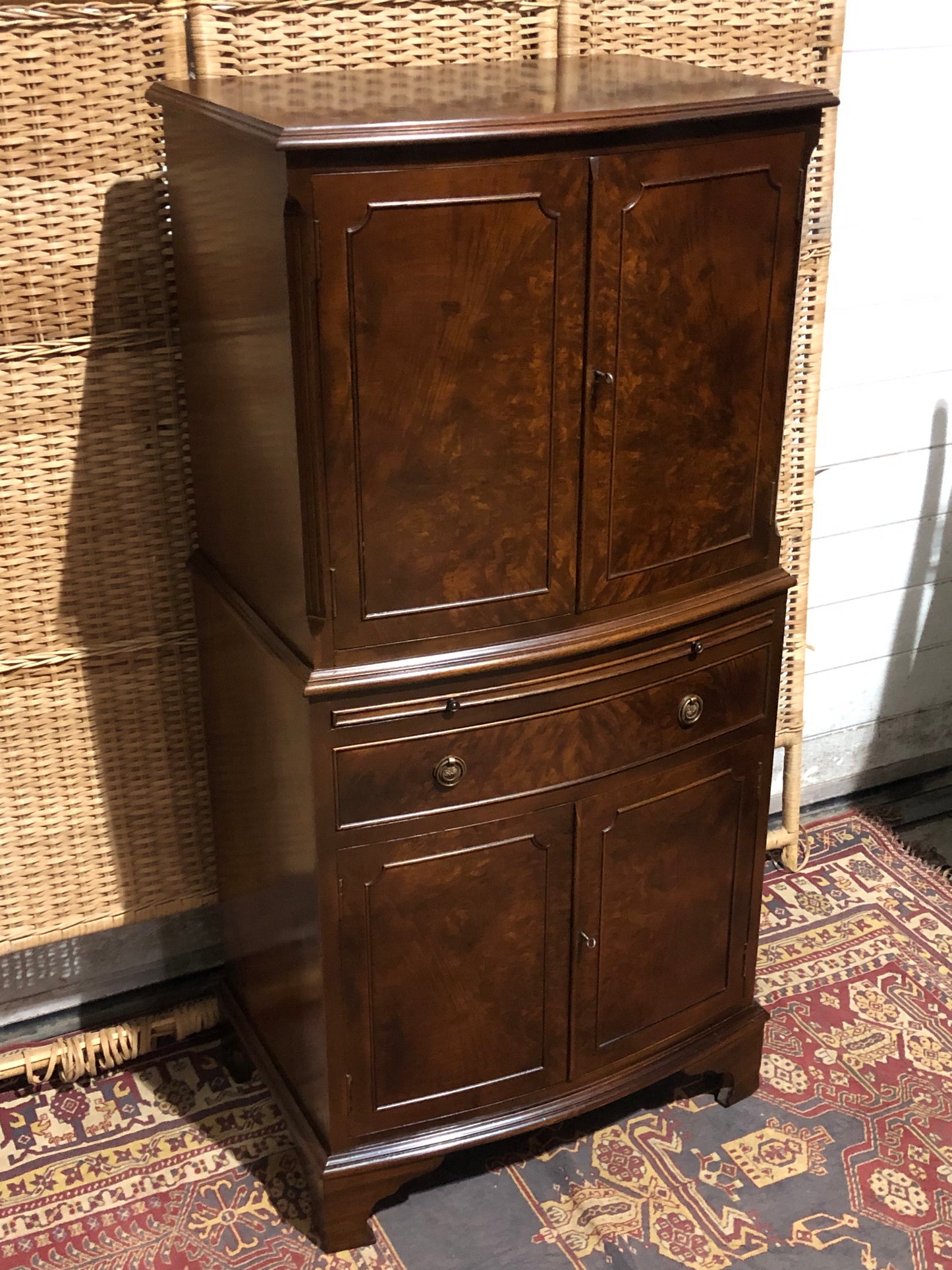 000538....Handsome Vintage Drinks Cabinet