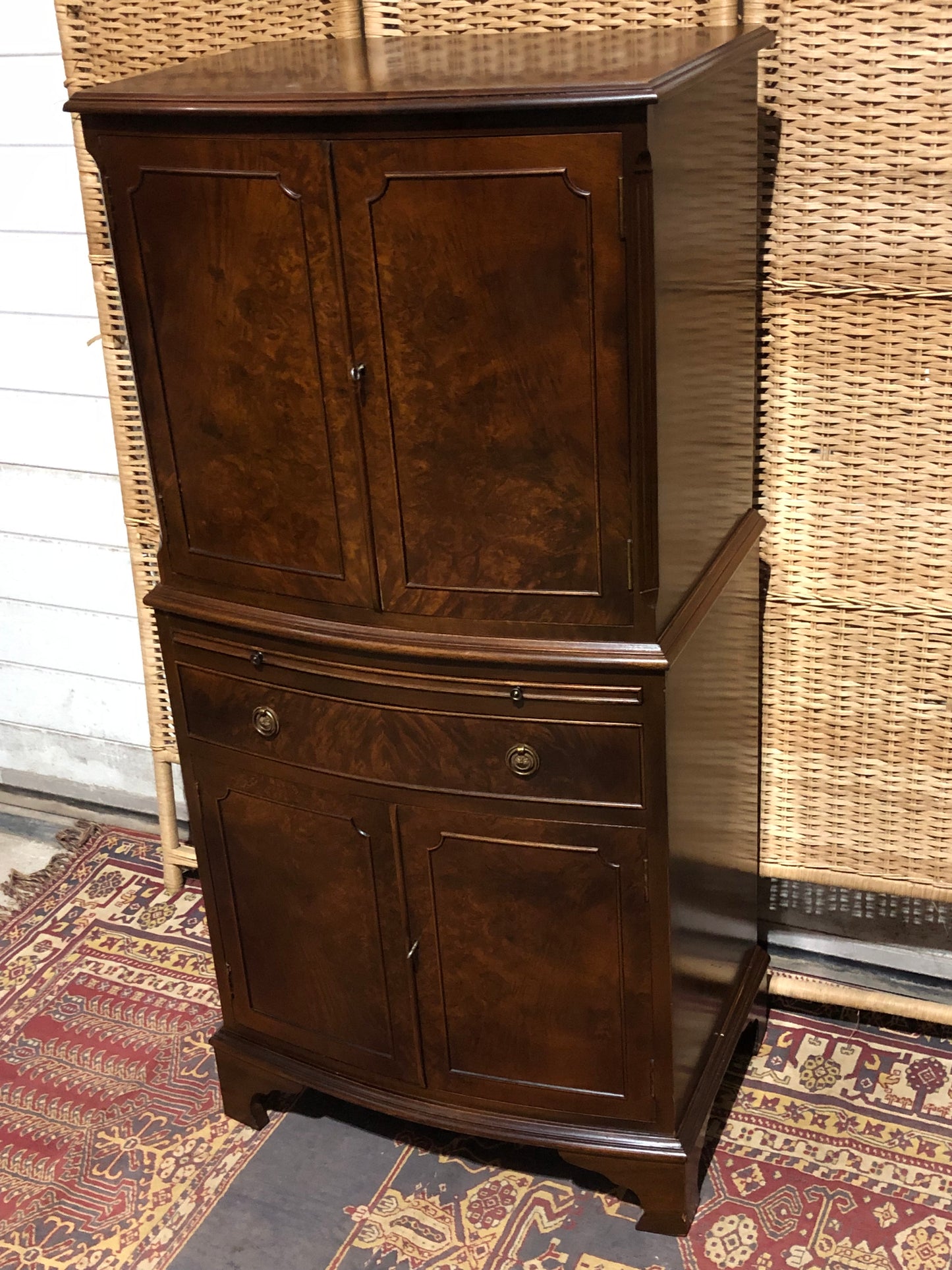 000538....Handsome Vintage Drinks Cabinet