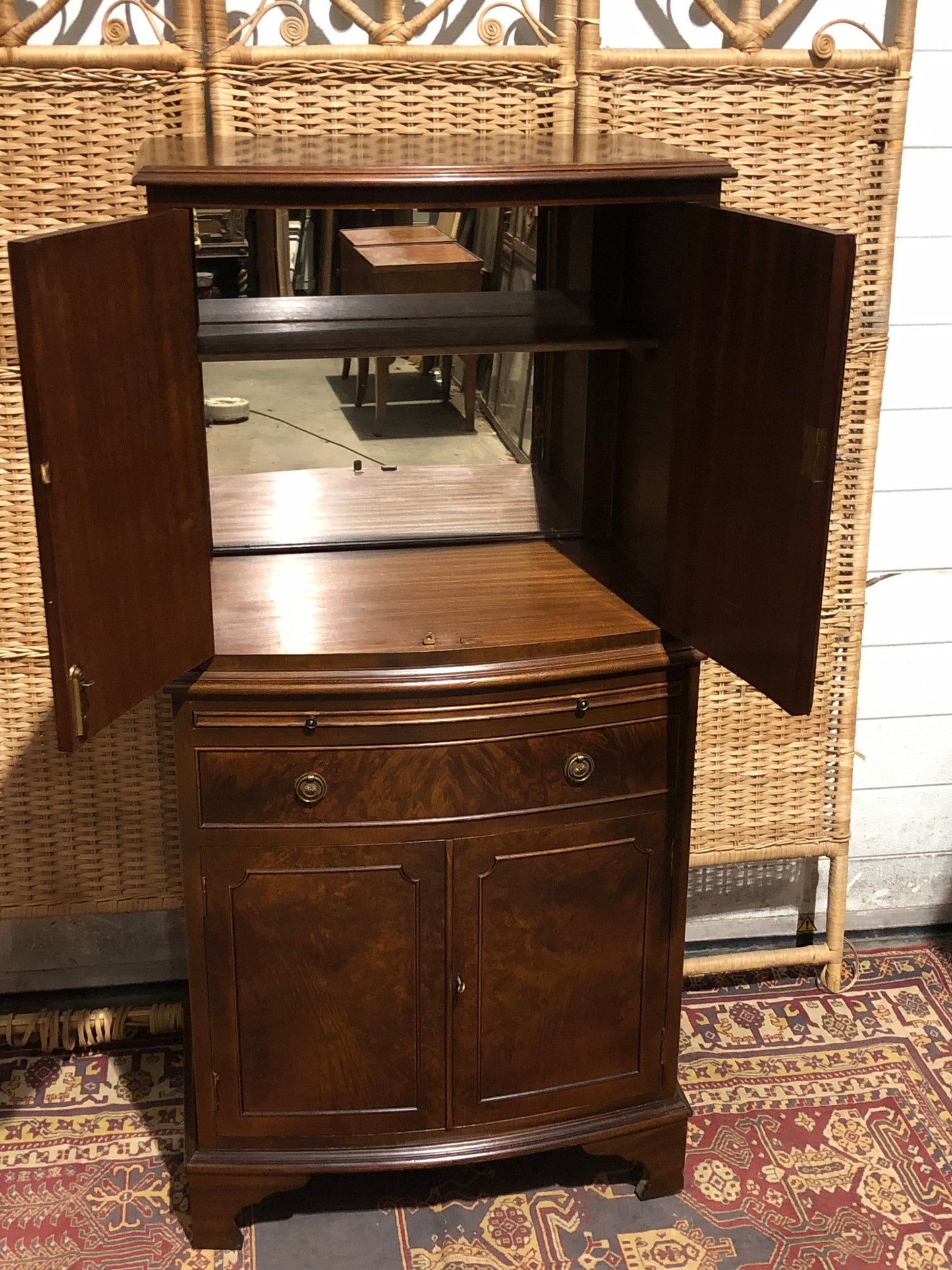 000538....Handsome Vintage Drinks Cabinet