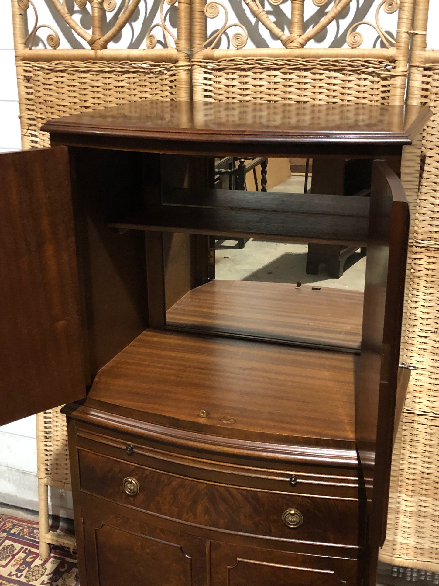000538....Handsome Vintage Drinks Cabinet