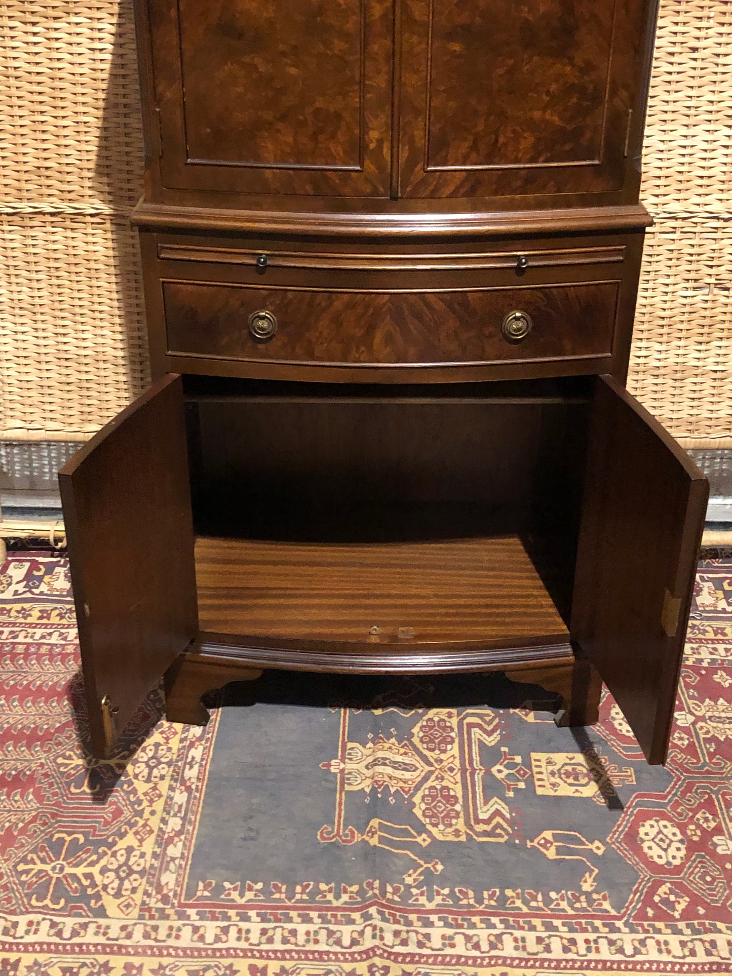 000538....Handsome Vintage Drinks Cabinet