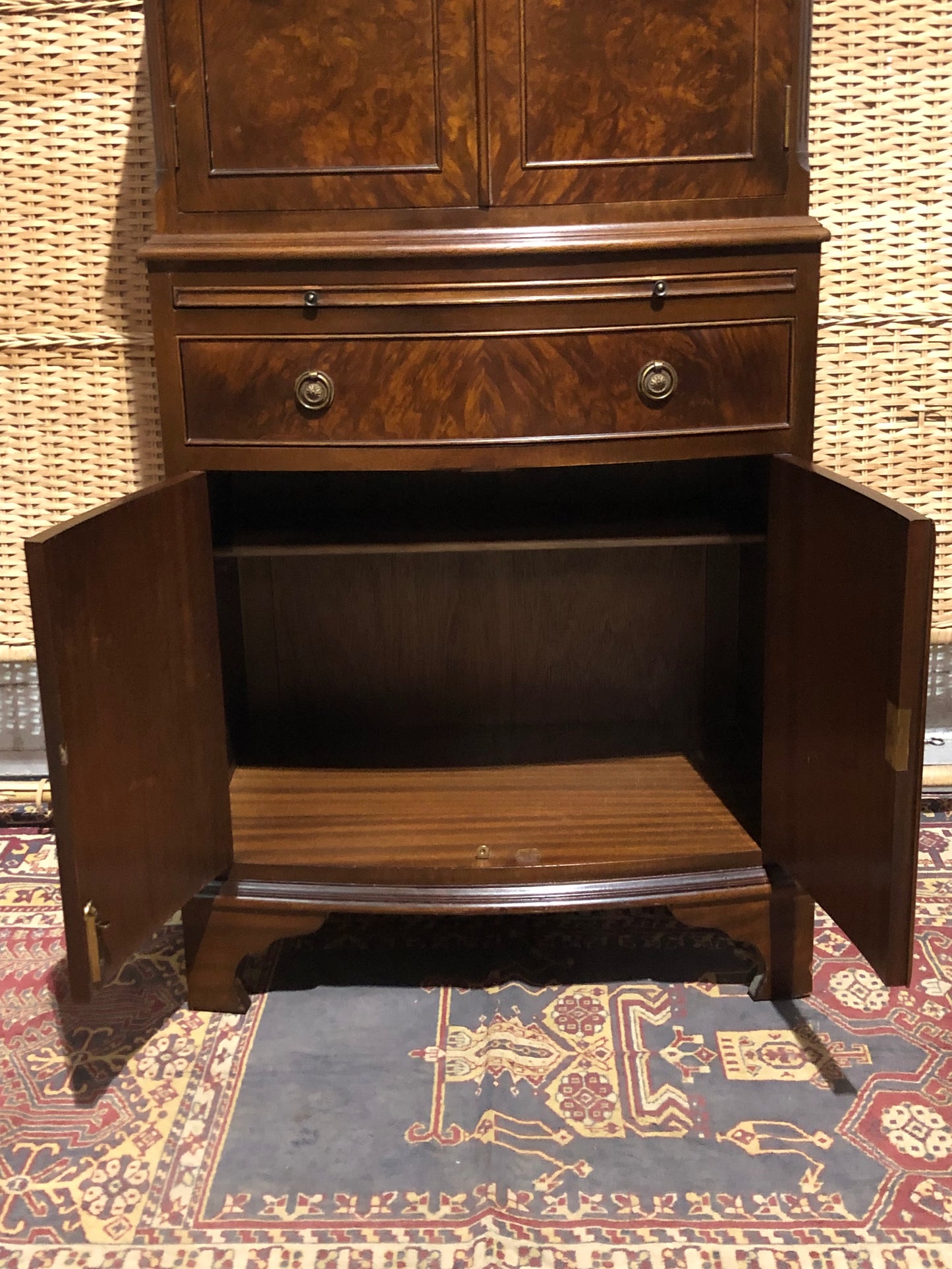 000538....Handsome Vintage Drinks Cabinet