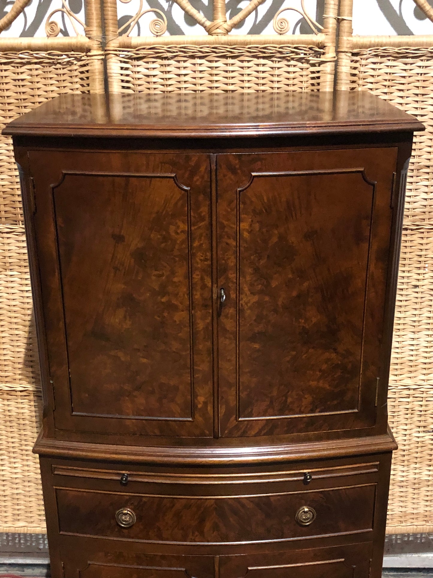 000538....Handsome Vintage Drinks Cabinet
