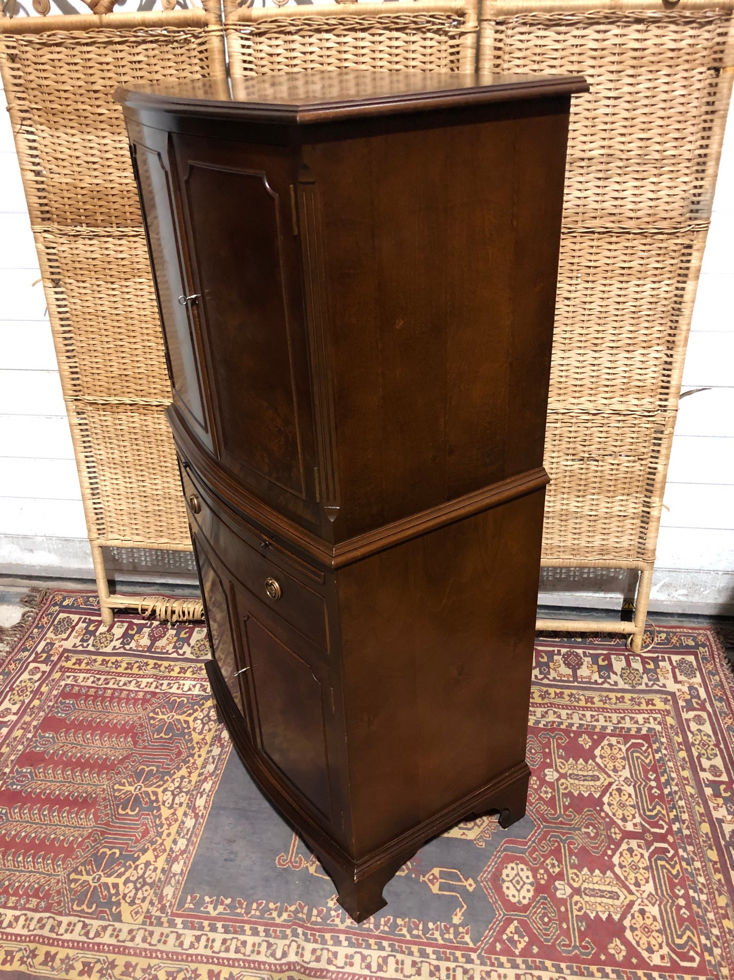 000538....Handsome Vintage Drinks Cabinet