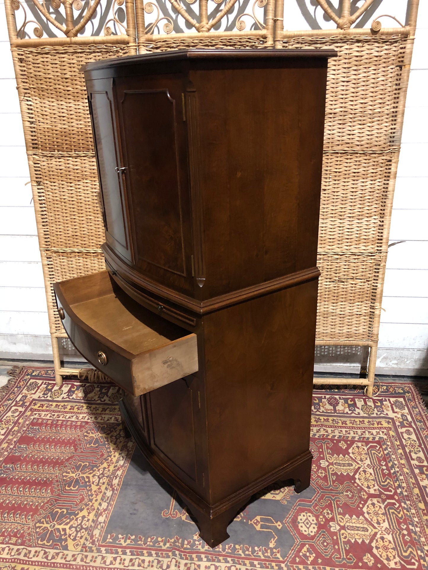 000538....Handsome Vintage Drinks Cabinet