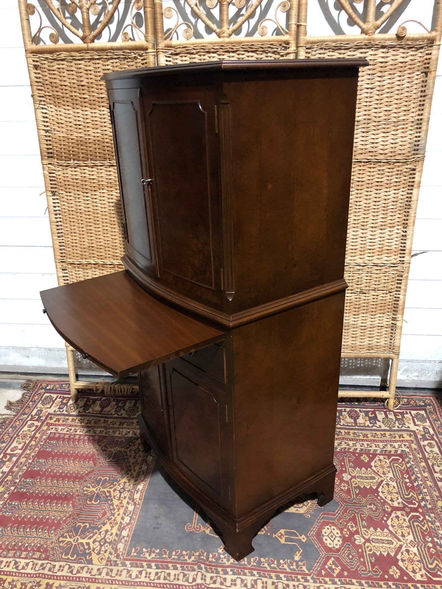 000538....Handsome Vintage Drinks Cabinet