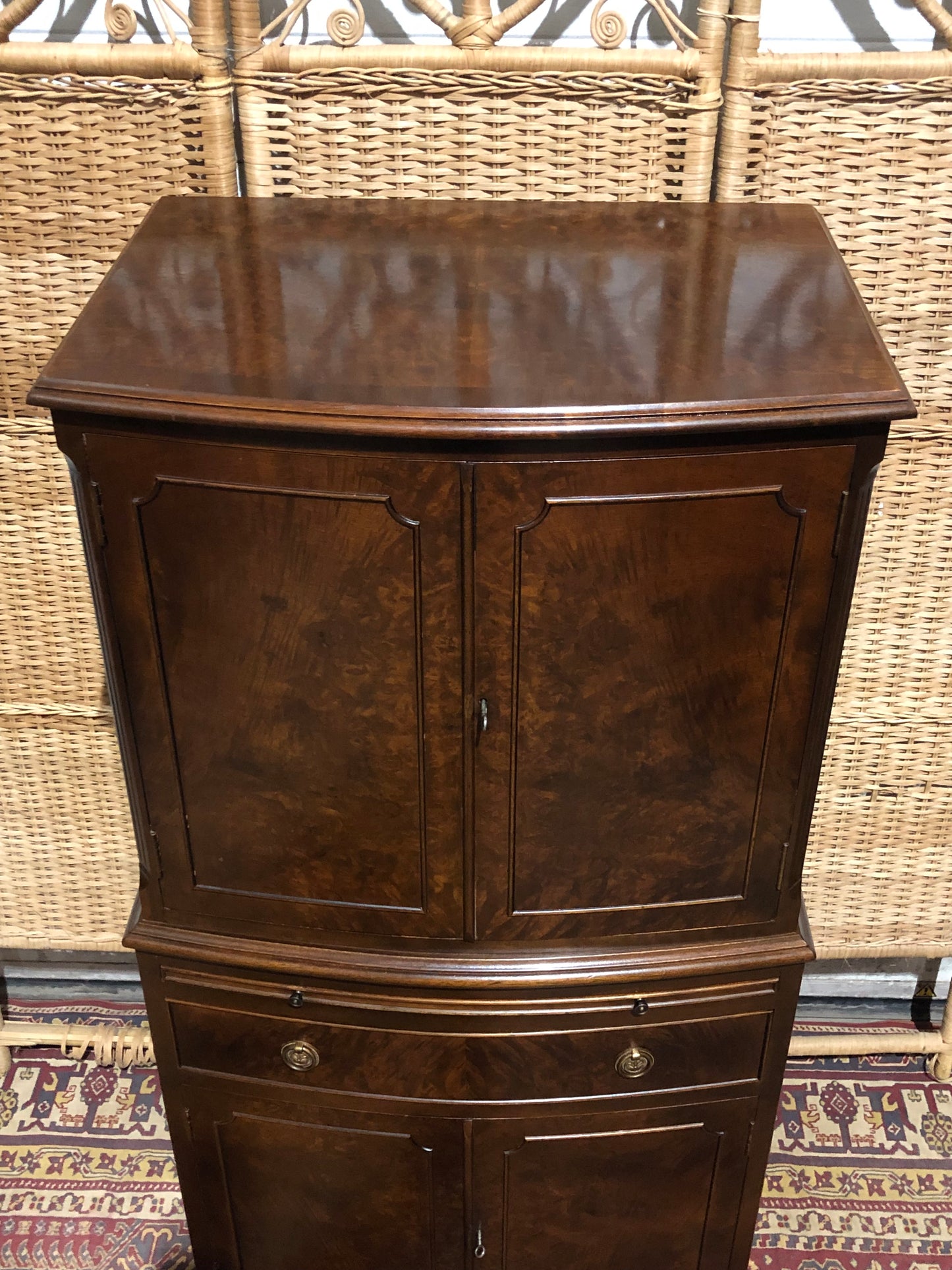 000538....Handsome Vintage Drinks Cabinet