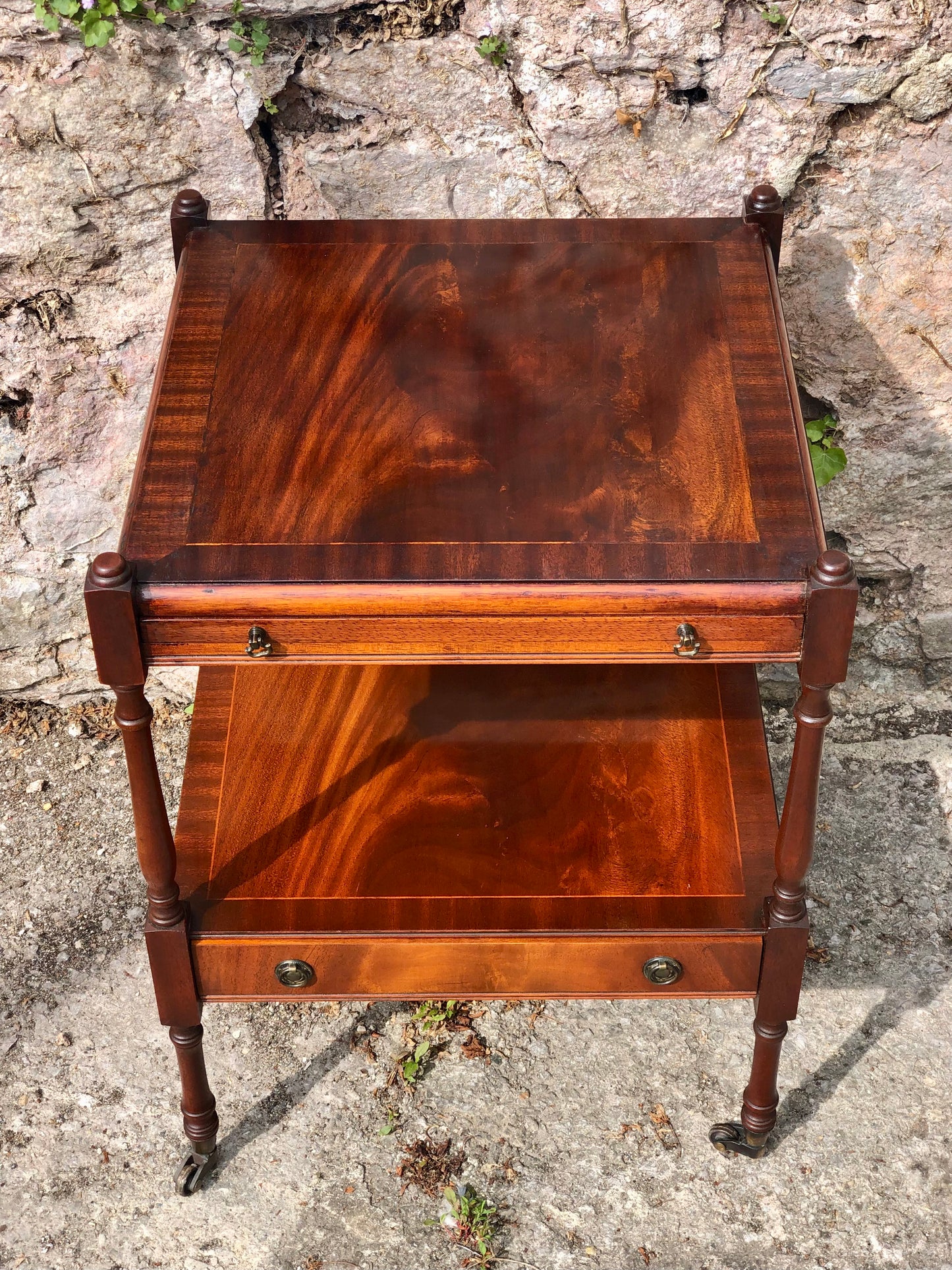 000521....Handsome Vintage Bedside Or Lamp Table